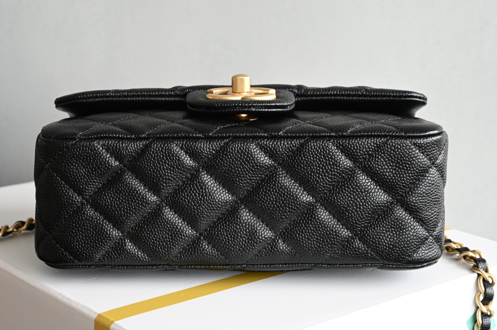 白金版▪️正品级 包装如图全新到货🆕𝗖𝗛𝗔𝗡𝗘𝗟 𝟮𝟱𝐁荔枝纹双𝗖手柄大𝗺𝗶𝗻𝗶专柜售价𝟧𝟣𝟧𝟢𝟢𝗋𝗆𝖻