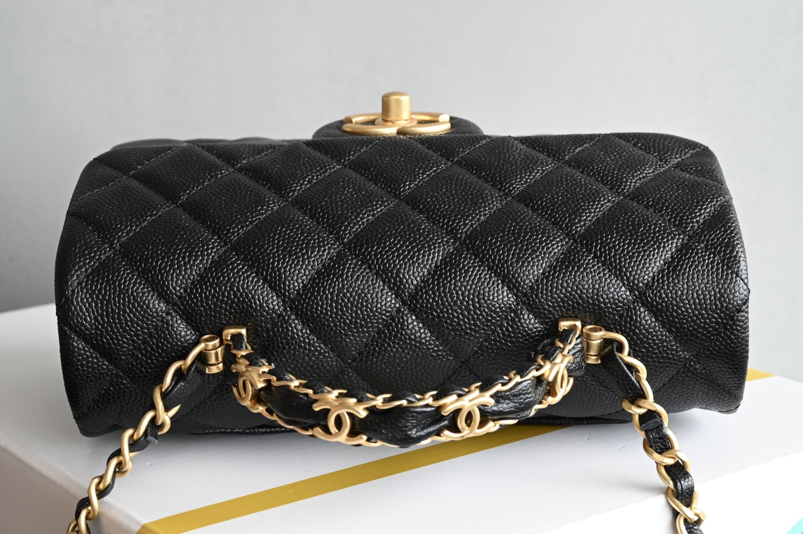 白金版▪️正品级 包装如图全新到货🆕𝗖𝗛𝗔𝗡𝗘𝗟 𝟮𝟱𝐁荔枝纹双𝗖手柄大𝗺𝗶𝗻𝗶专柜售价𝟧𝟣𝟧𝟢𝟢𝗋𝗆𝖻