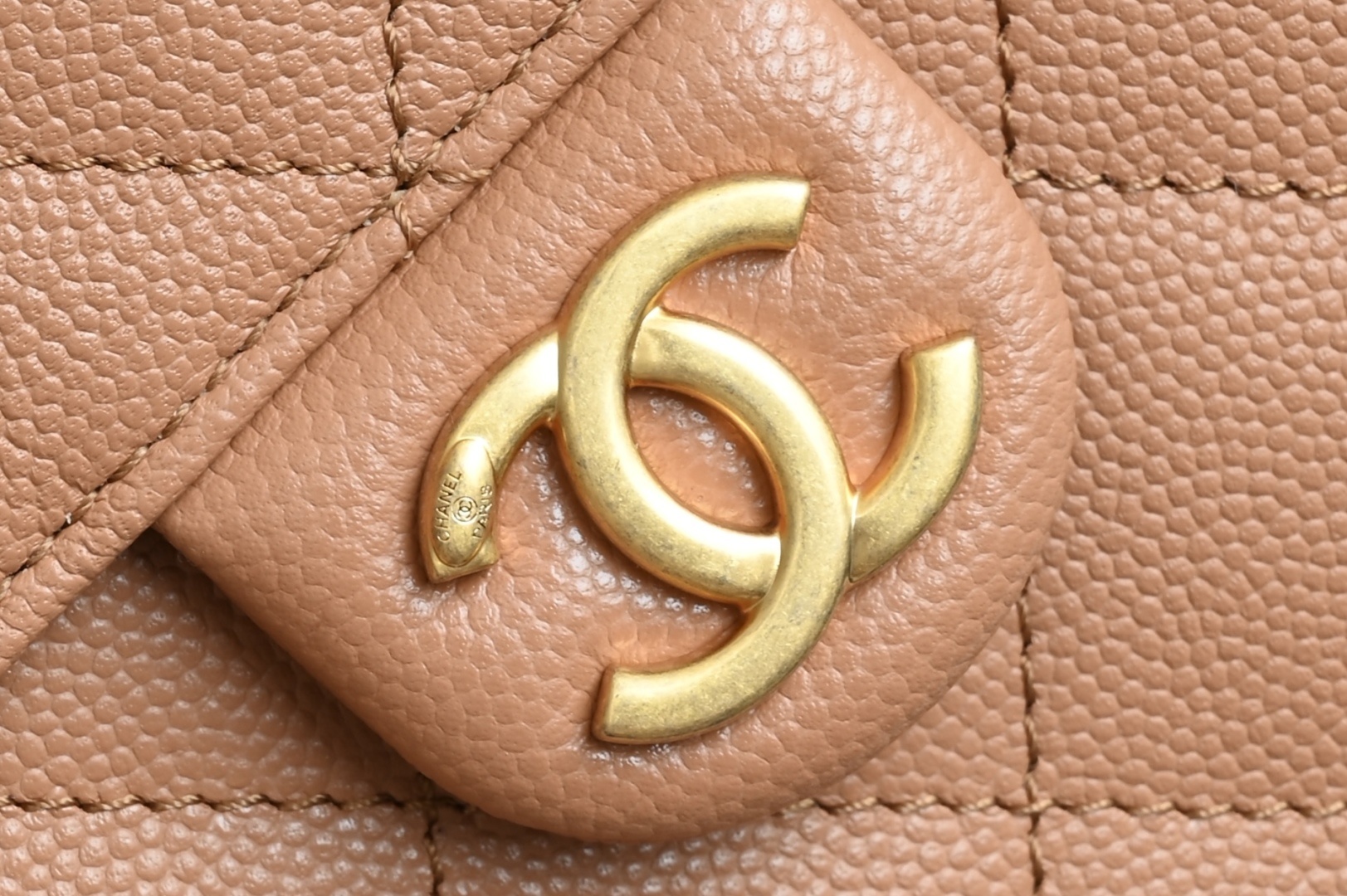 白金版▪️正品级 包装如图全新到货🆕𝗖𝗵𝗮𝗻𝗲𝟭 𝟮𝟓𝐁𝟐𝟓𝐁𝐚𝐠嬉皮购物包小号 焦糖色专柜售价𝟦𝟩𝟪𝟢