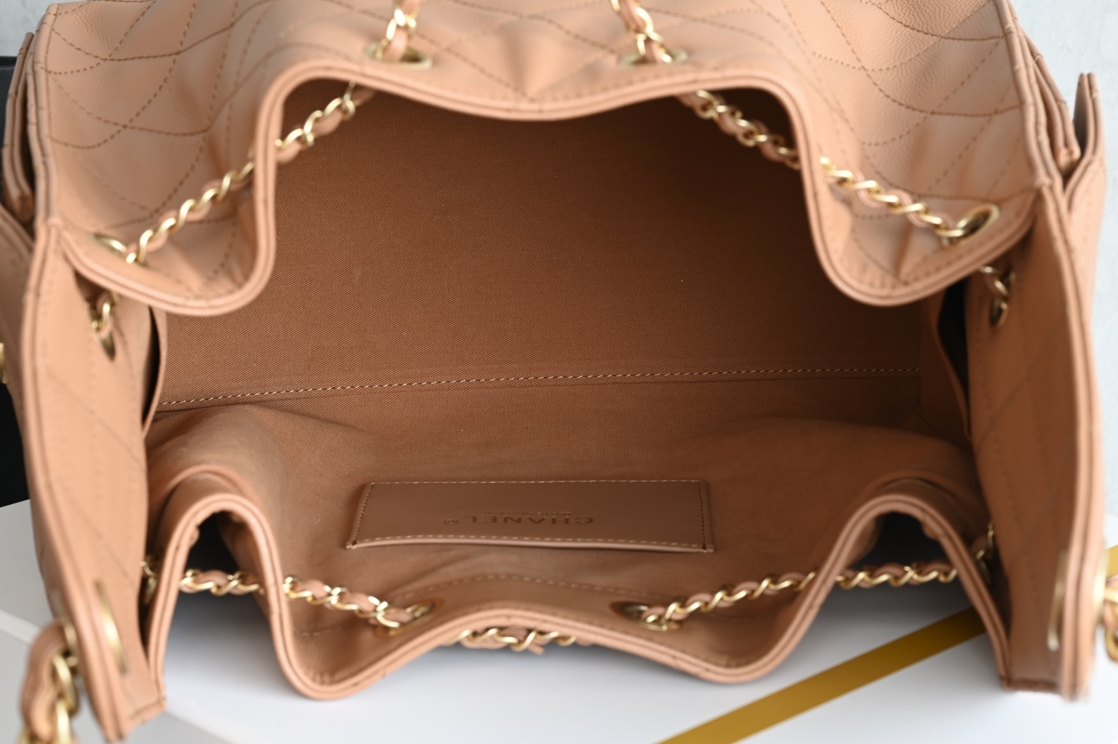 白金版▪️正品级 包装如图全新到货🆕𝗖𝗵𝗮𝗻𝗲𝟭 𝟮𝟓𝐁𝟐𝟓𝐁𝐚𝐠嬉皮购物包小号 焦糖色专柜售价𝟦𝟩𝟪𝟢