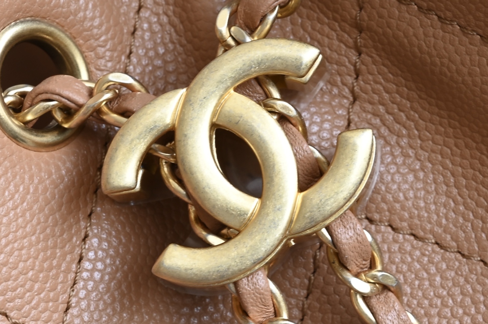 白金版▪️正品级 包装如图全新到货🆕𝗖𝗵𝗮𝗻𝗲𝟭 𝟮𝟓𝐁𝟐𝟓𝐁𝐚𝐠嬉皮购物包小号 焦糖色专柜售价𝟦𝟩𝟪𝟢