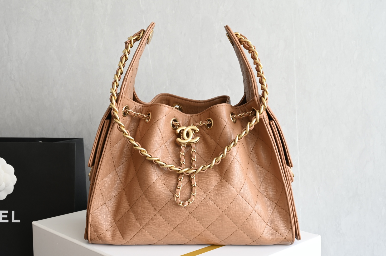 白金版▪️正品级 包装如图全新到货🆕𝗖𝗵𝗮𝗻𝗲𝟭 𝟮𝟓𝐁𝟐𝟓𝐁𝐚𝐠嬉皮购物包小号 焦糖色专柜售价𝟦𝟩𝟪𝟢