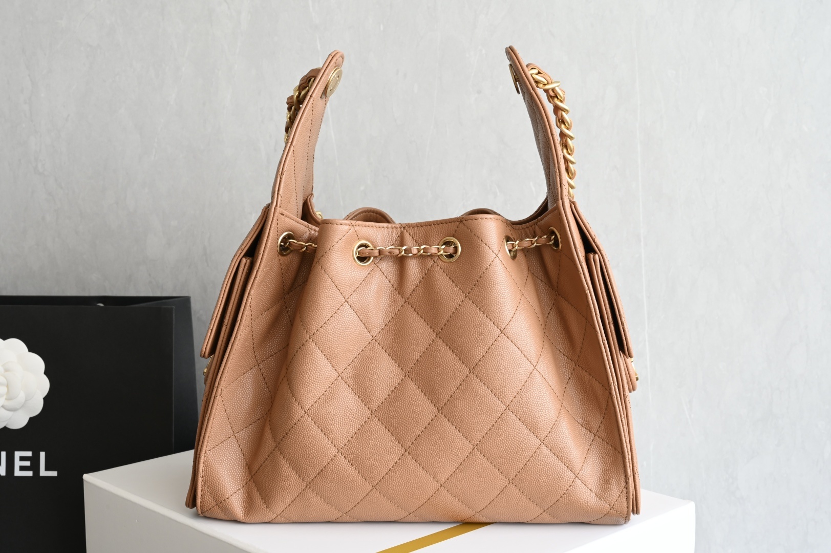 白金版▪️正品级 包装如图全新到货🆕𝗖𝗵𝗮𝗻𝗲𝟭 𝟮𝟓𝐁𝟐𝟓𝐁𝐚𝐠嬉皮购物包小号 焦糖色专柜售价𝟦𝟩𝟪𝟢