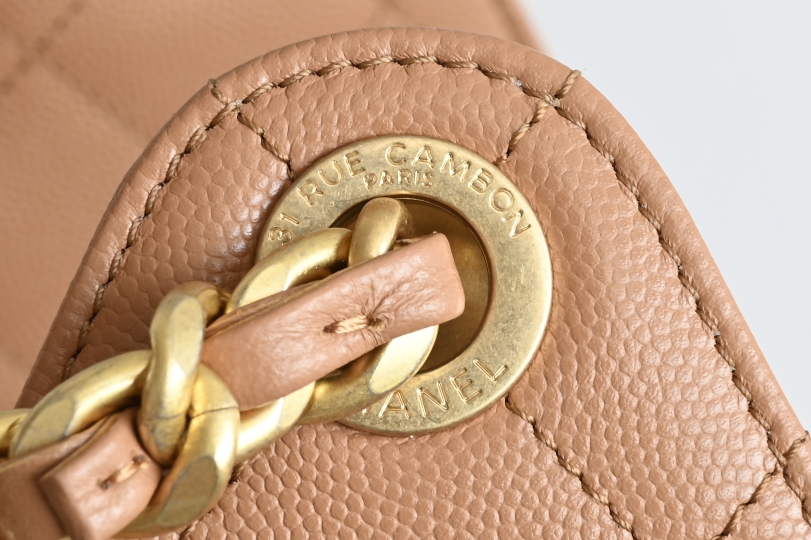 白金版▪️正品级 包装如图全新到货🆕𝗖𝗵𝗮𝗻𝗲𝟭 𝟮𝟓𝐁𝟐𝟓𝐁𝐚𝐠嬉皮购物包小号 焦糖色专柜售价𝟦𝟩𝟪𝟢