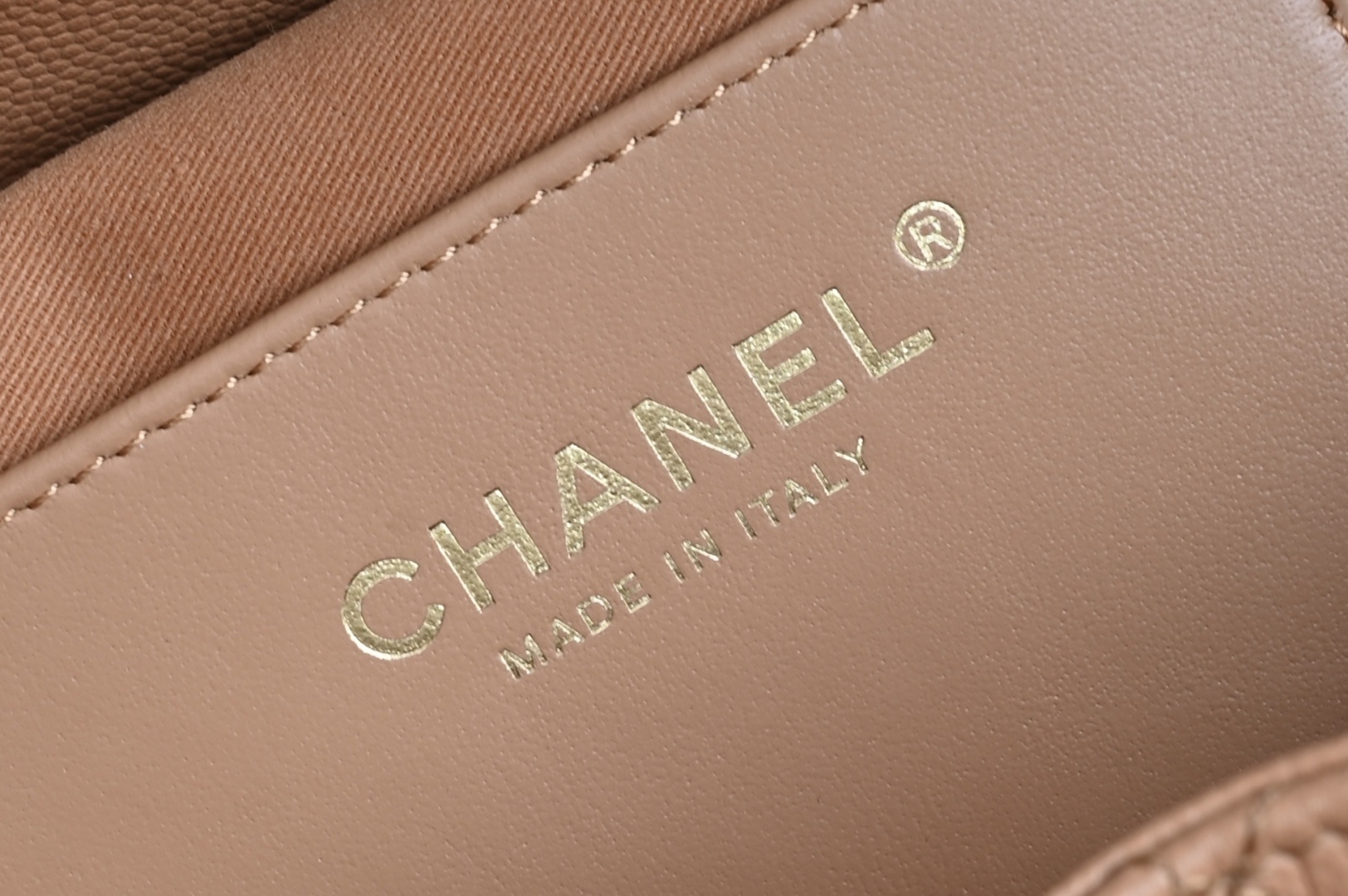 白金版▪️正品级 包装如图全新到货🆕𝗖𝗵𝗮𝗻𝗲𝟭 𝟮𝟓𝐁𝟐𝟓𝐁𝐚𝐠嬉皮购物包小号 焦糖色专柜售价𝟦𝟩𝟪𝟢