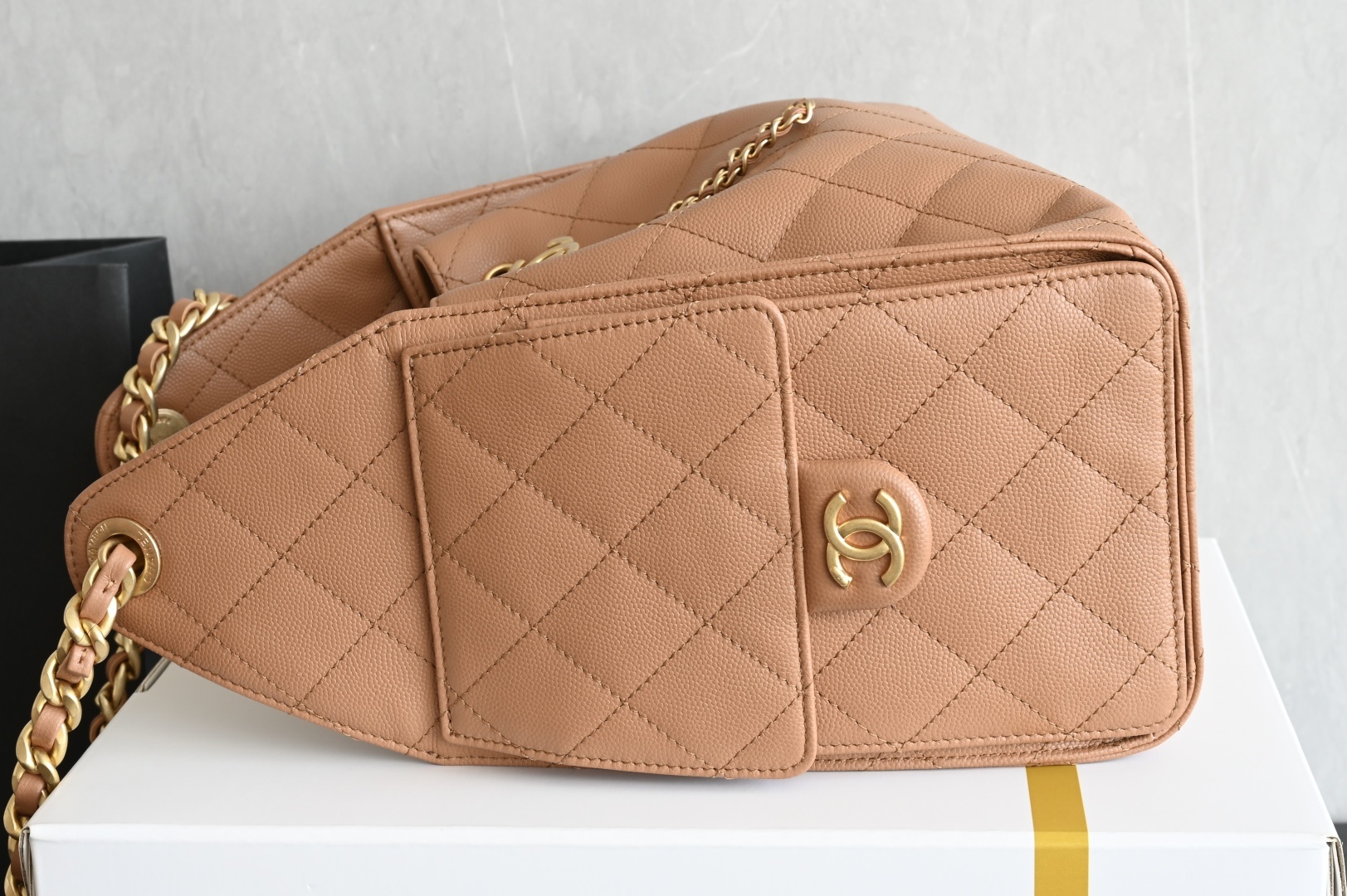 白金版▪️正品级 包装如图全新到货🆕𝗖𝗵𝗮𝗻𝗲𝟭 𝟮𝟓𝐁𝟐𝟓𝐁𝐚𝐠嬉皮购物包小号 焦糖色专柜售价𝟦𝟩𝟪𝟢