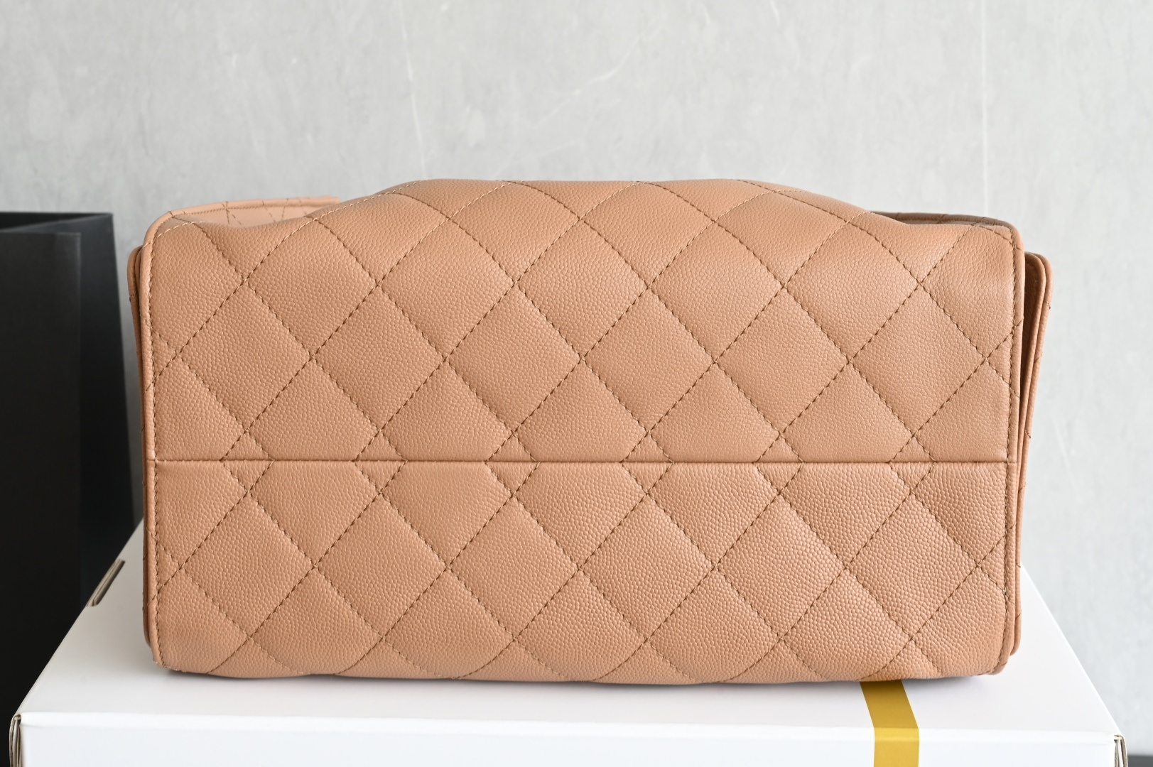 白金版▪️正品级 包装如图全新到货🆕𝗖𝗵𝗮𝗻𝗲𝟭 𝟮𝟓𝐁𝟐𝟓𝐁𝐚𝐠嬉皮购物包小号 焦糖色专柜售价𝟦𝟩𝟪𝟢