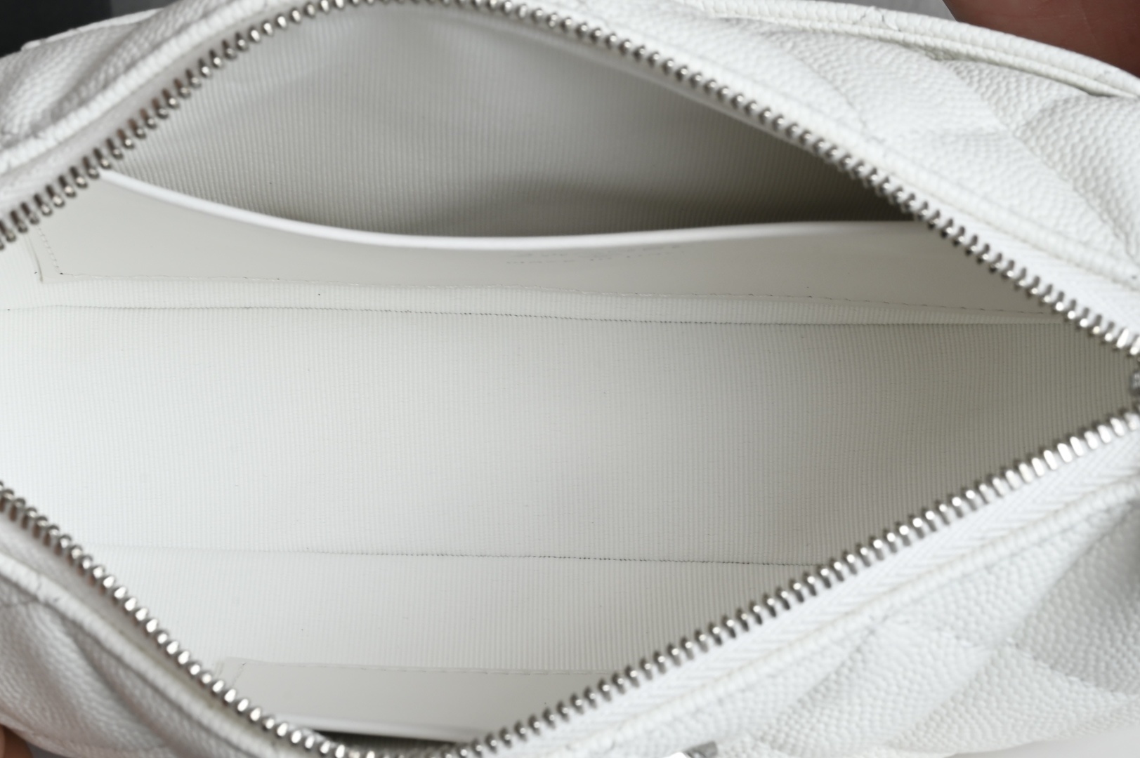 白金版▪️正品级 包装如图全新到货🆒𝟮𝟱𝐁 星星麻将包✨白色专柜售价𝟤𝟪𝟧𝟢𝟢𝗋𝗆𝖻购入开发~麻将包的风