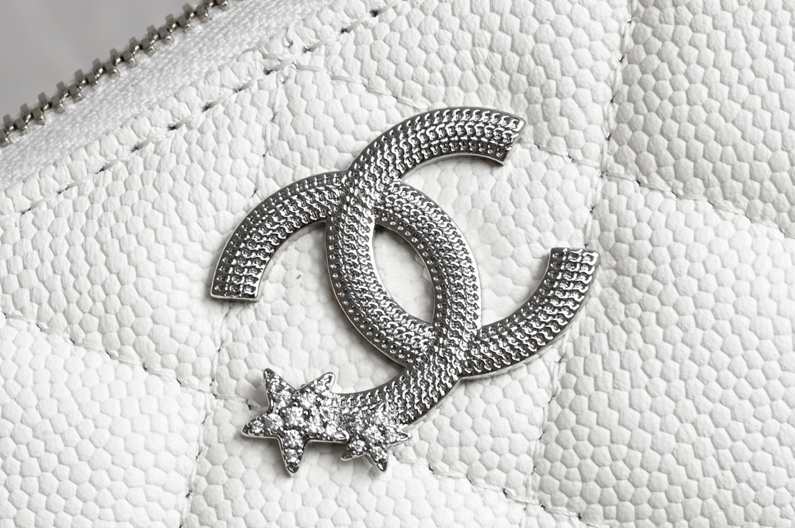 白金版▪️正品级 包装如图全新到货🆒𝟮𝟱𝐁 星星麻将包✨白色专柜售价𝟤𝟪𝟧𝟢𝟢𝗋𝗆𝖻购入开发~麻将包的风