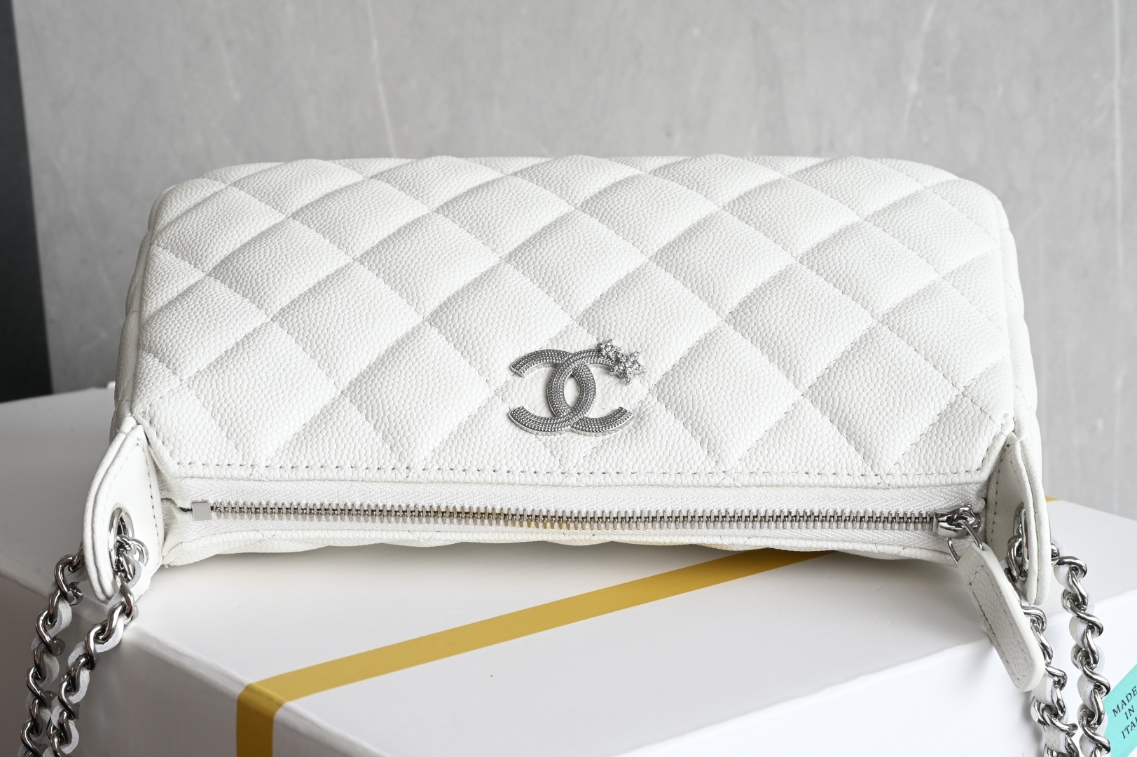 白金版▪️正品级 包装如图全新到货🆒𝟮𝟱𝐁 星星麻将包✨白色专柜售价𝟤𝟪𝟧𝟢𝟢𝗋𝗆𝖻购入开发~麻将包的风