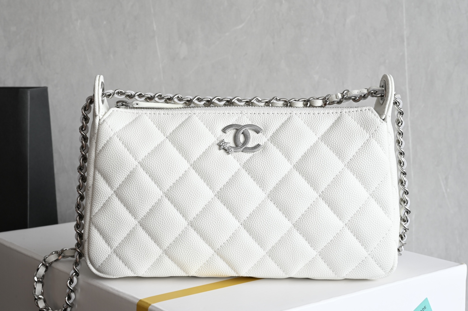 白金版▪️正品级 包装如图全新到货🆒𝟮𝟱𝐁 星星麻将包✨白色专柜售价𝟤𝟪𝟧𝟢𝟢𝗋𝗆𝖻购入开发~麻将包的风