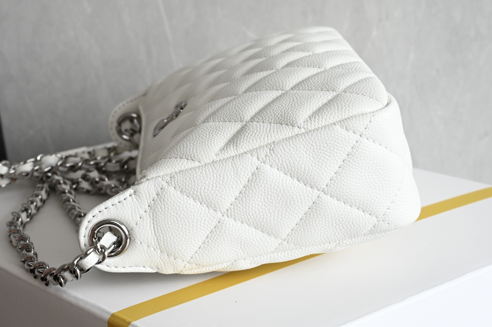 白金版▪️正品级 包装如图全新到货🆒𝟮𝟱𝐁 星星麻将包✨白色专柜售价𝟤𝟪𝟧𝟢𝟢𝗋𝗆𝖻购入开发~麻将包的风