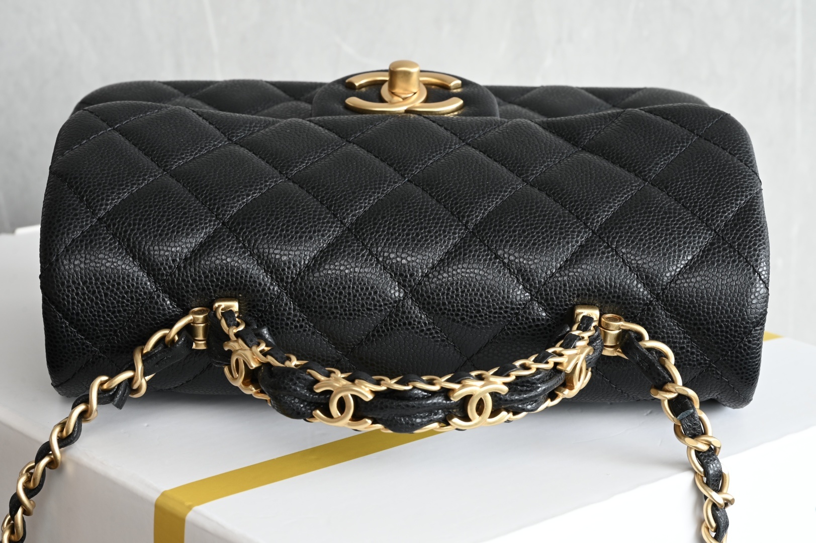 白金版▪️正品级 包装如图全新到货🆕𝗖𝗛𝗔𝗡𝗘𝗟 𝟮𝟱𝐁荔枝纹双𝗖手柄大𝗺𝗶𝗻𝗶 黑色专柜售价𝟧𝟣𝟧𝟢𝟢