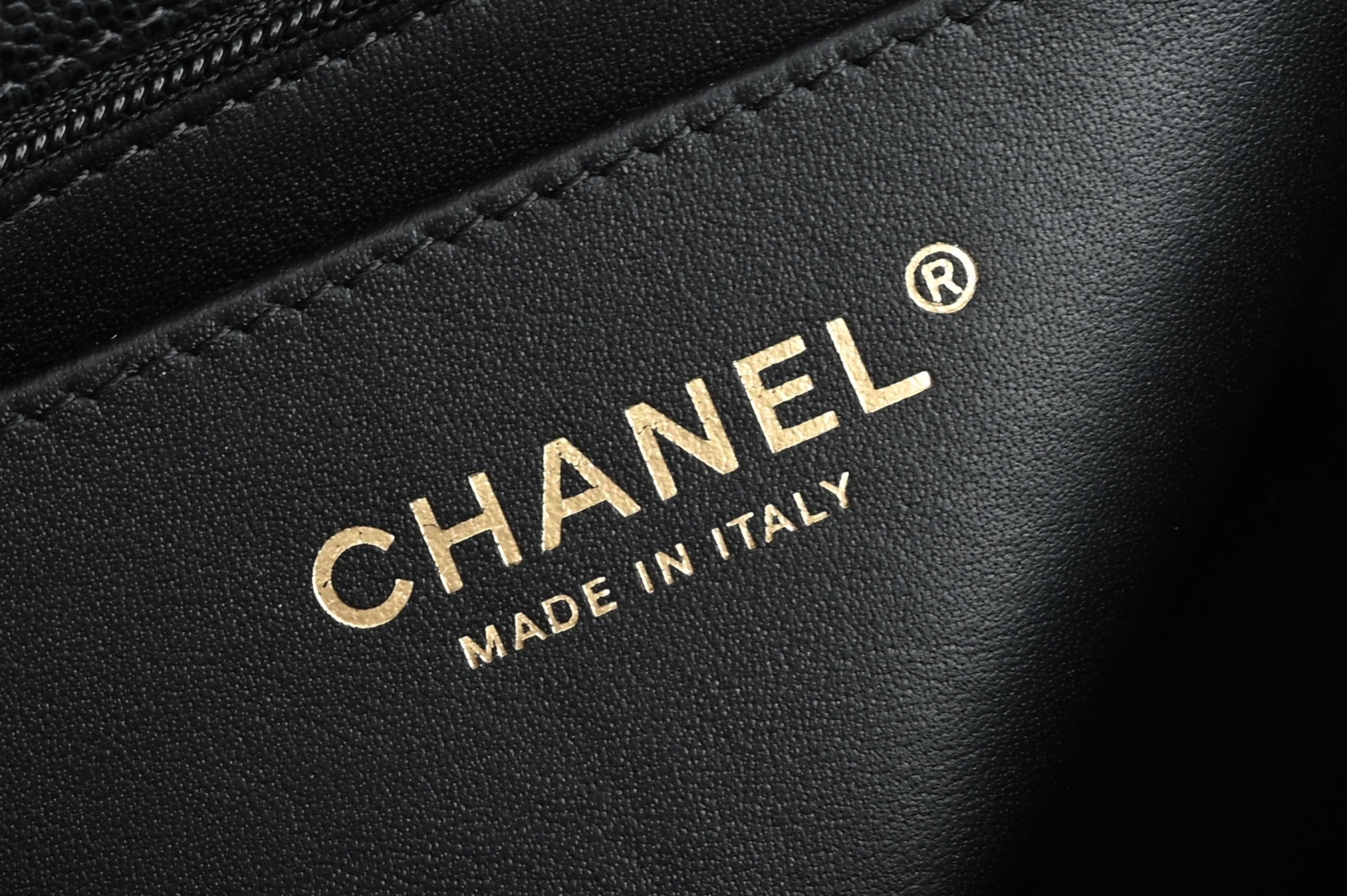 白金版▪️正品级 包装如图全新到货🆕𝗖𝗛𝗔𝗡𝗘𝗟 𝟮𝟱𝐁荔枝纹双𝗖手柄大𝗺𝗶𝗻𝗶 黑色专柜售价𝟧𝟣𝟧𝟢𝟢