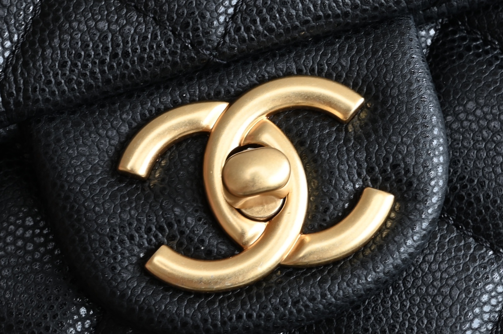 白金版▪️正品级 包装如图全新到货🆕𝗖𝗛𝗔𝗡𝗘𝗟 𝟮𝟱𝐁荔枝纹双𝗖手柄大𝗺𝗶𝗻𝗶 黑色专柜售价𝟧𝟣𝟧𝟢𝟢