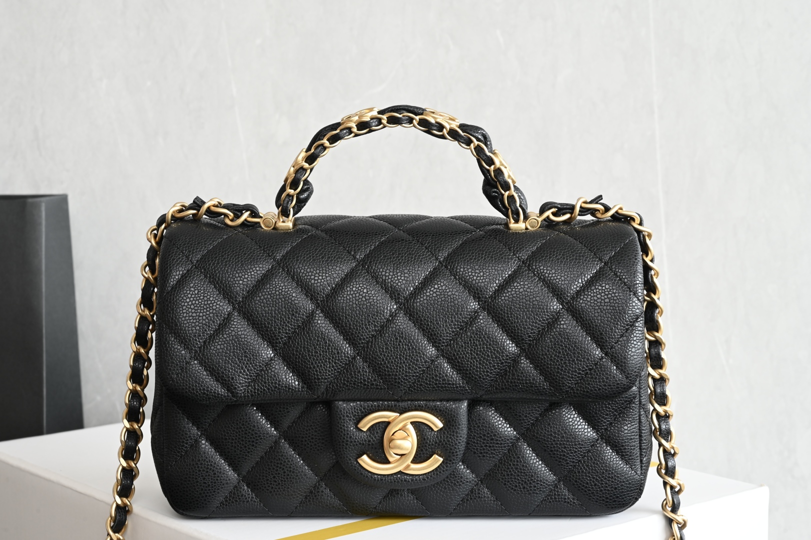 白金版▪️正品级 包装如图全新到货🆕𝗖𝗛𝗔𝗡𝗘𝗟 𝟮𝟱𝐁荔枝纹双𝗖手柄大𝗺𝗶𝗻𝗶 黑色专柜售价𝟧𝟣𝟧𝟢𝟢