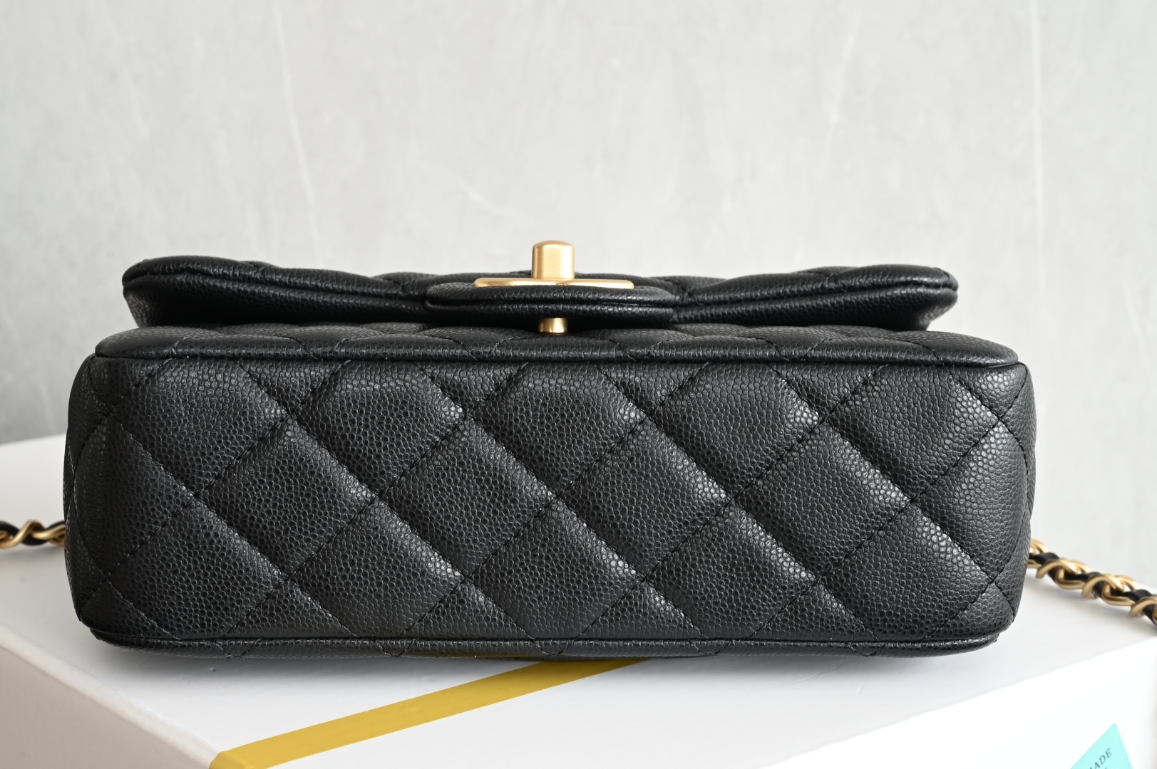 白金版▪️正品级 包装如图全新到货🆕𝗖𝗛𝗔𝗡𝗘𝗟 𝟮𝟱𝐁荔枝纹双𝗖手柄大𝗺𝗶𝗻𝗶 黑色专柜售价𝟧𝟣𝟧𝟢𝟢