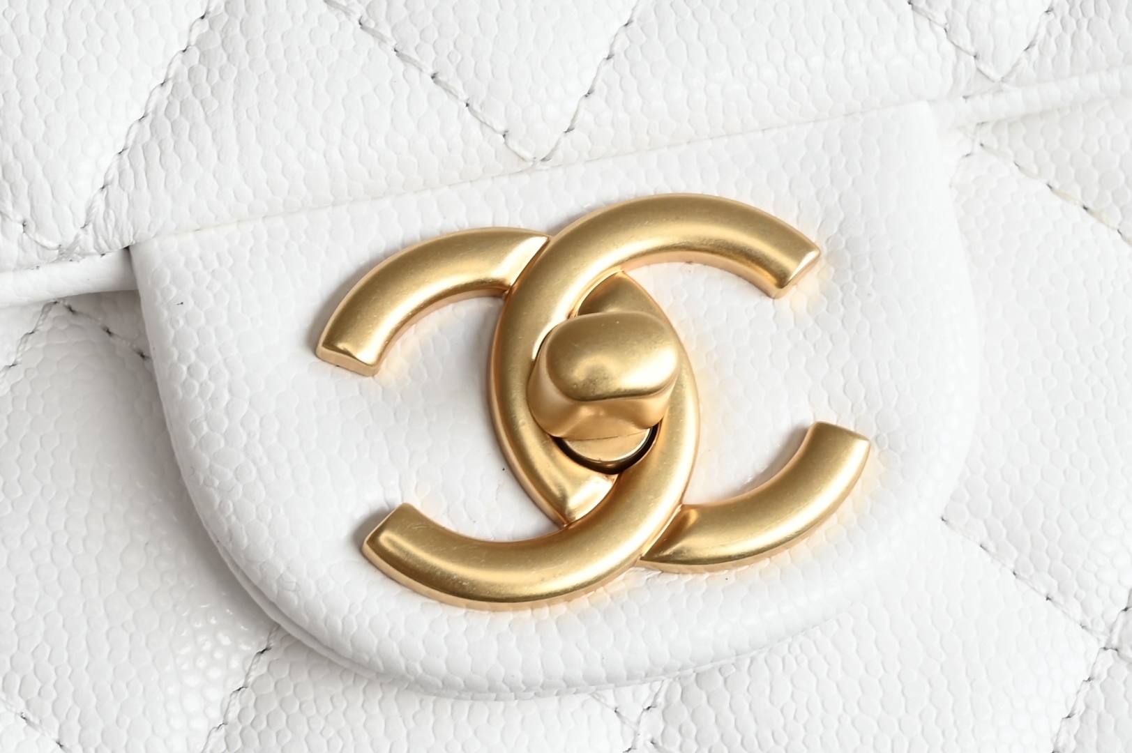 白金版▪️正品级 包装如图全新到货🆕𝗖𝗛𝗔𝗡𝗘𝗟 𝟮𝟱𝐁荔枝纹双𝗖手柄大𝗺𝗶𝗻𝗶 白色专柜售价𝟧𝟣𝟧𝟢𝟢