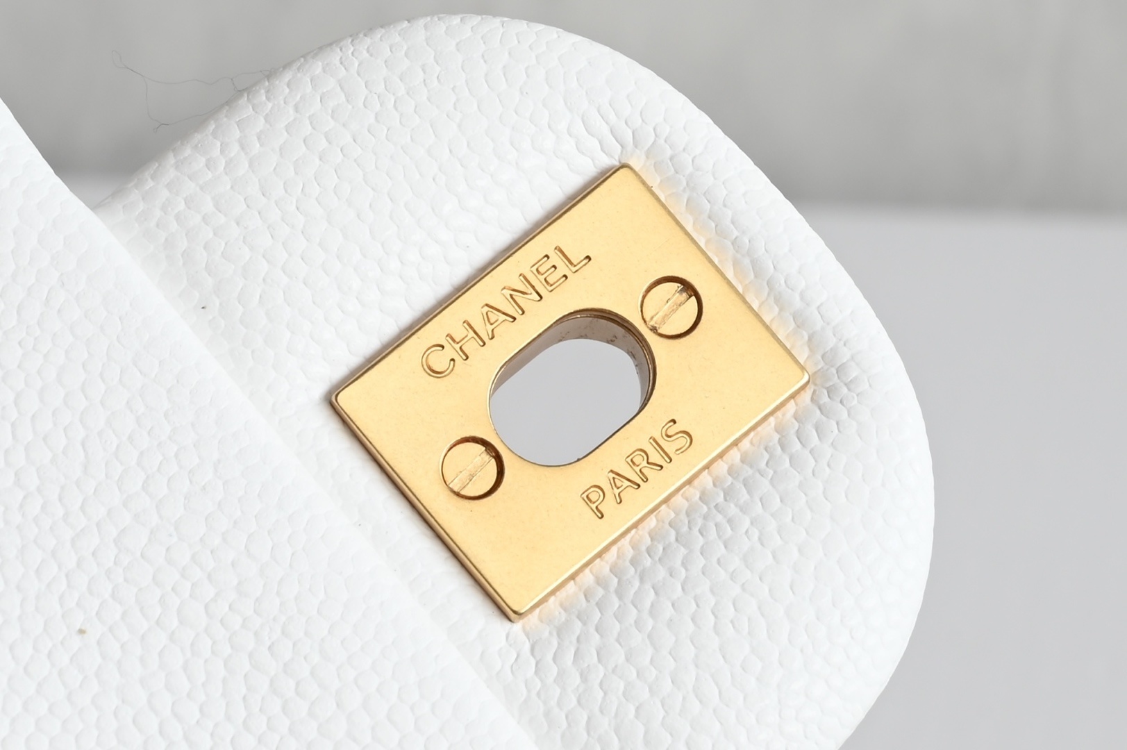 白金版▪️正品级 包装如图全新到货🆕𝗖𝗛𝗔𝗡𝗘𝗟 𝟮𝟱𝐁荔枝纹双𝗖手柄大𝗺𝗶𝗻𝗶 白色专柜售价𝟧𝟣𝟧𝟢𝟢