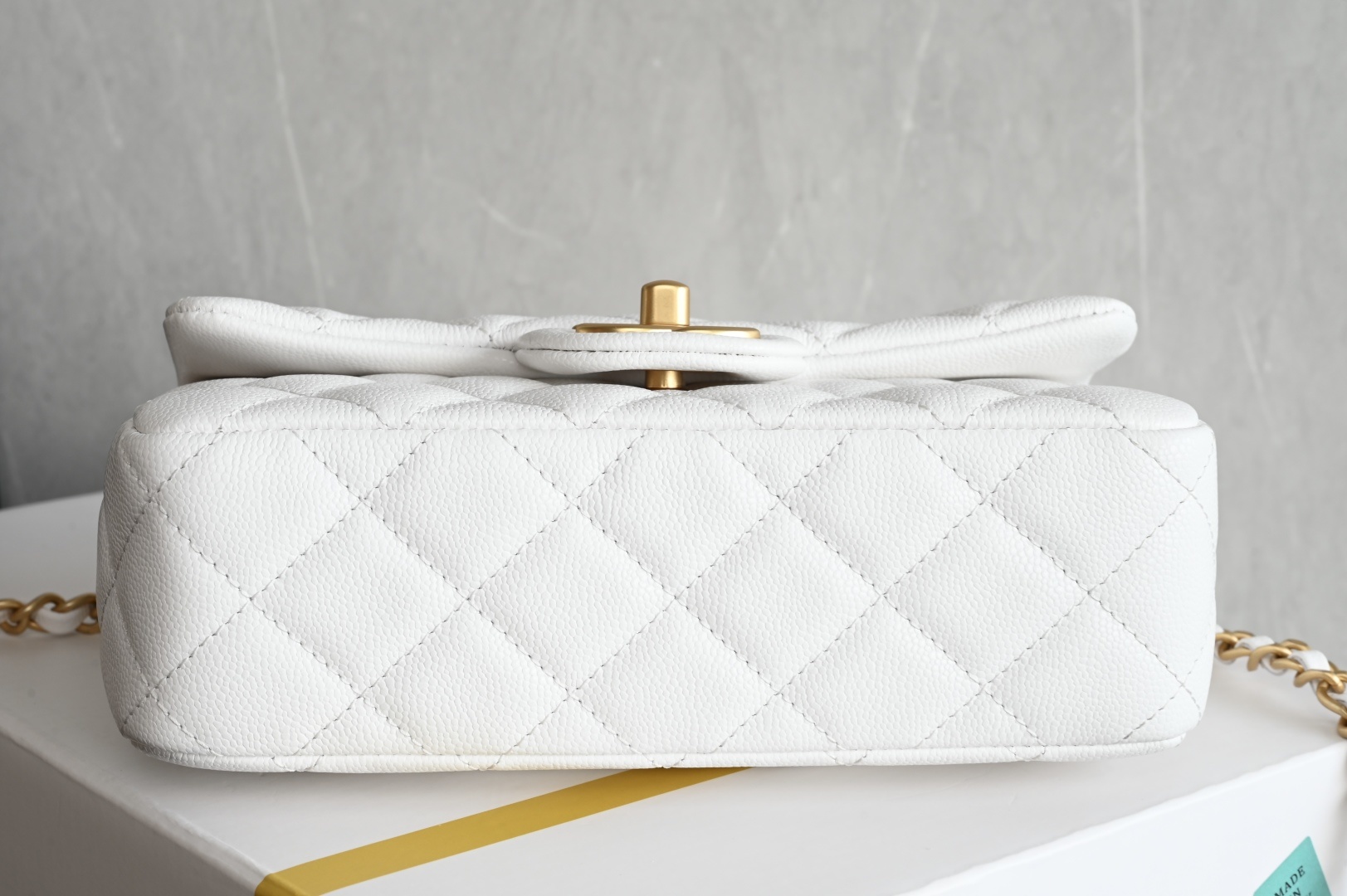 白金版▪️正品级 包装如图全新到货🆕𝗖𝗛𝗔𝗡𝗘𝗟 𝟮𝟱𝐁荔枝纹双𝗖手柄大𝗺𝗶𝗻𝗶 白色专柜售价𝟧𝟣𝟧𝟢𝟢