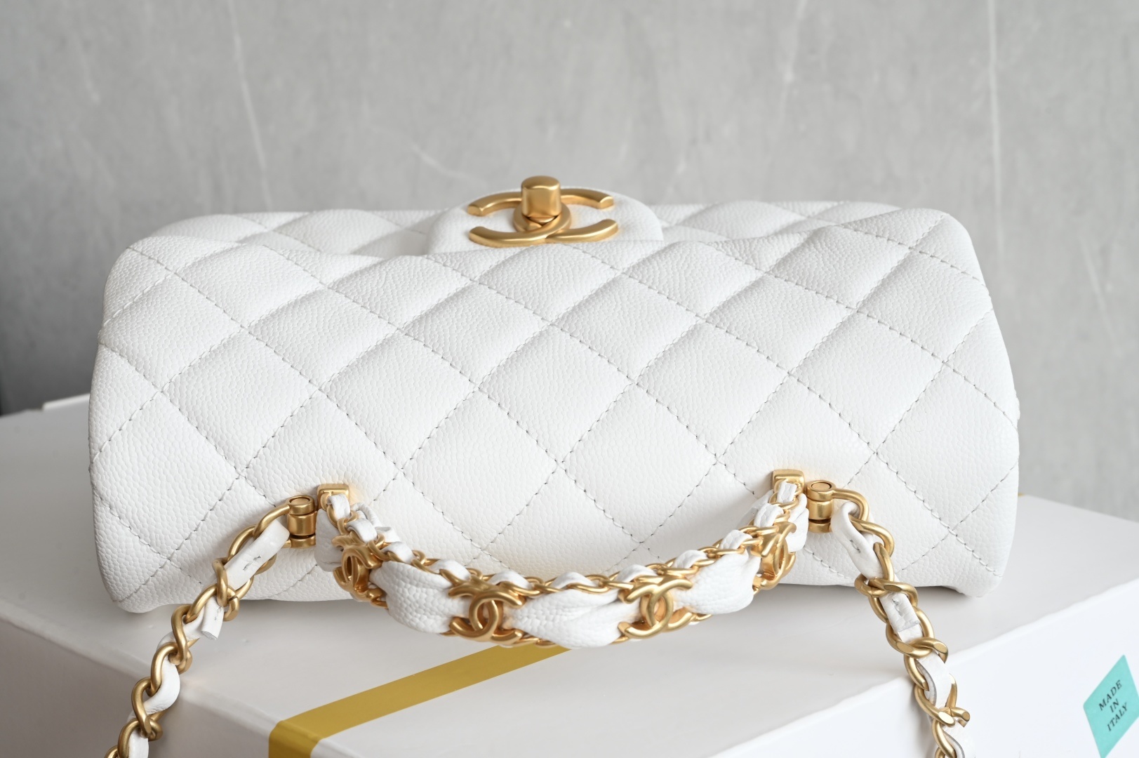 白金版▪️正品级 包装如图全新到货🆕𝗖𝗛𝗔𝗡𝗘𝗟 𝟮𝟱𝐁荔枝纹双𝗖手柄大𝗺𝗶𝗻𝗶 白色专柜售价𝟧𝟣𝟧𝟢𝟢