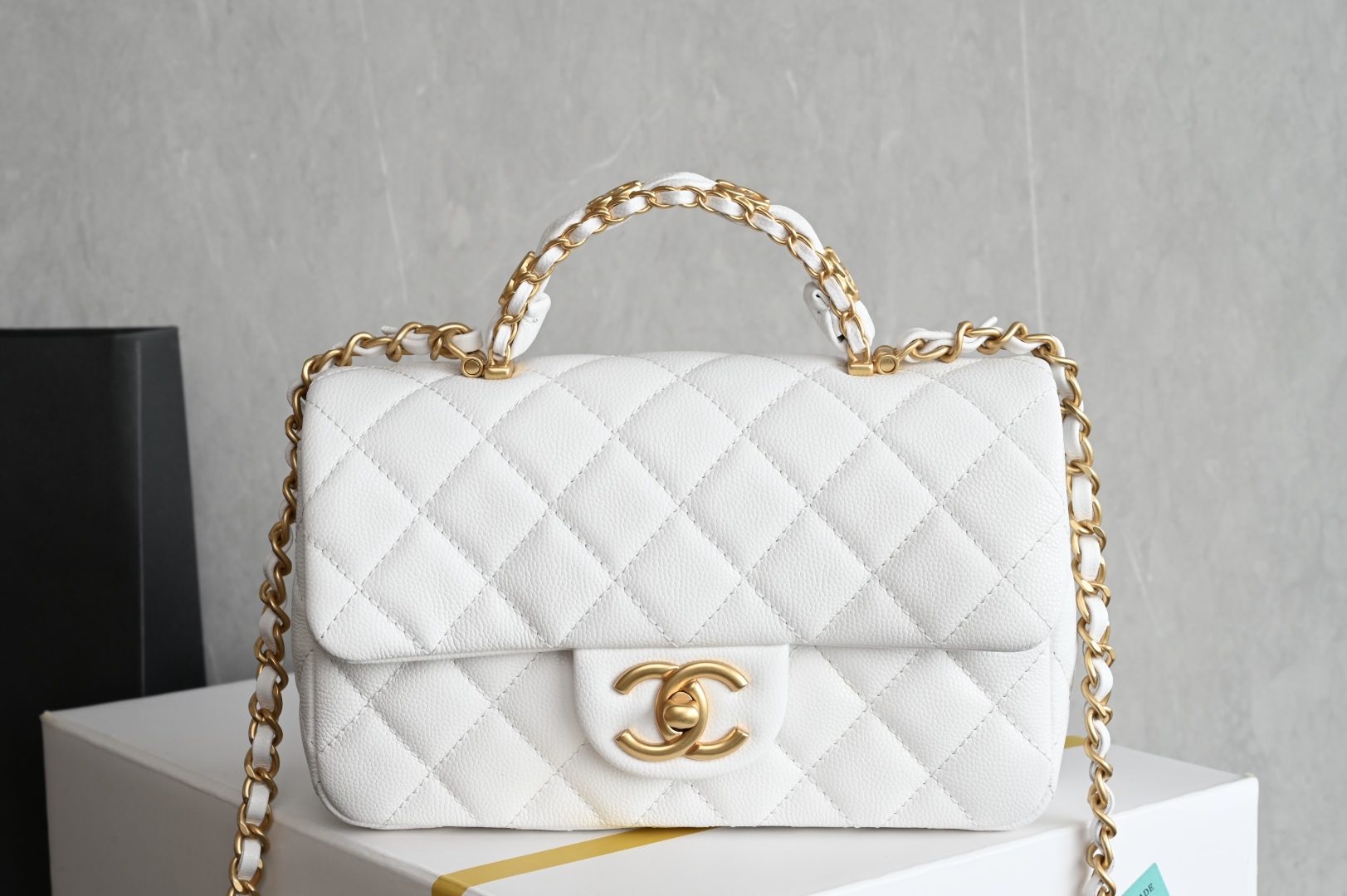 白金版▪️正品级 包装如图全新到货🆕𝗖𝗛𝗔𝗡𝗘𝗟 𝟮𝟱𝐁荔枝纹双𝗖手柄大𝗺𝗶𝗻𝗶 白色专柜售价𝟧𝟣𝟧𝟢𝟢