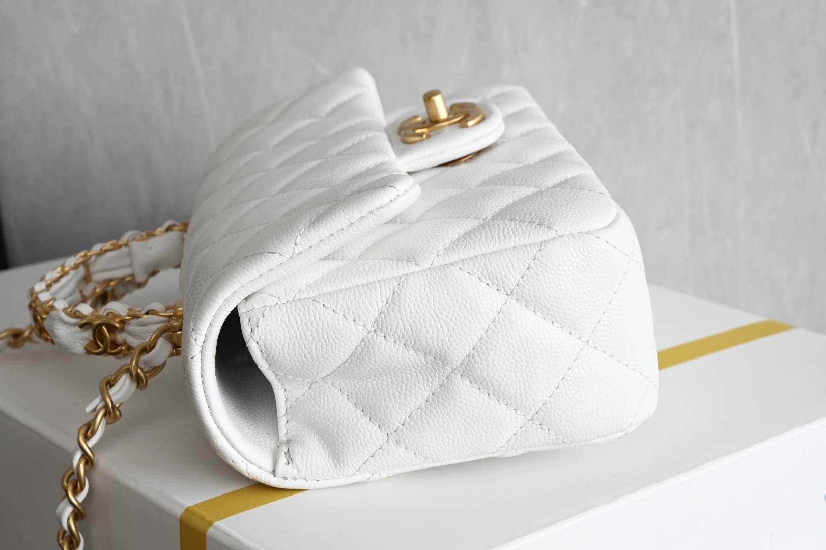 白金版▪️正品级 包装如图全新到货🆕𝗖𝗛𝗔𝗡𝗘𝗟 𝟮𝟱𝐁荔枝纹双𝗖手柄大𝗺𝗶𝗻𝗶 白色专柜售价𝟧𝟣𝟧𝟢𝟢