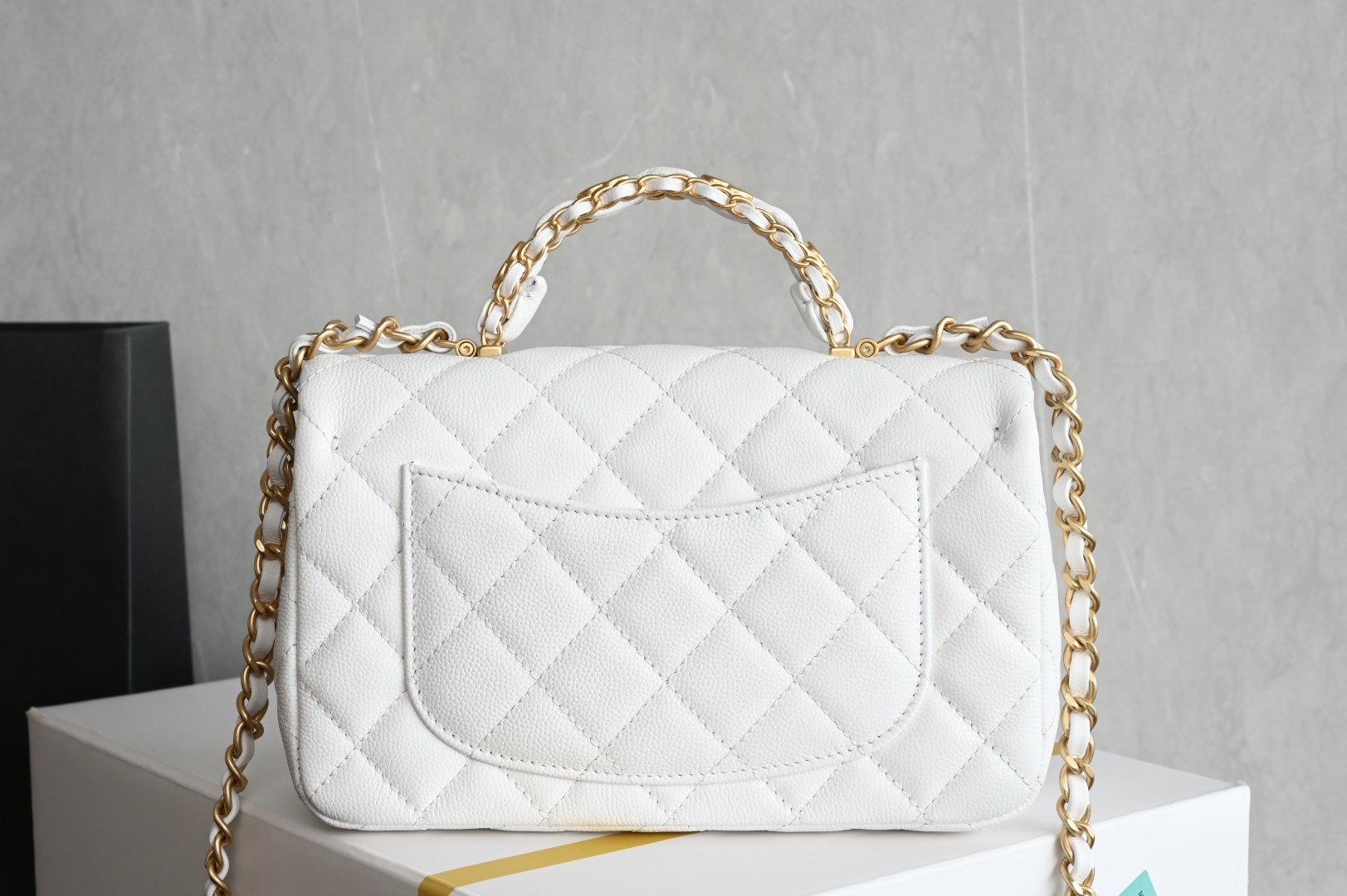 白金版▪️正品级 包装如图全新到货🆕𝗖𝗛𝗔𝗡𝗘𝗟 𝟮𝟱𝐁荔枝纹双𝗖手柄大𝗺𝗶𝗻𝗶 白色专柜售价𝟧𝟣𝟧𝟢𝟢