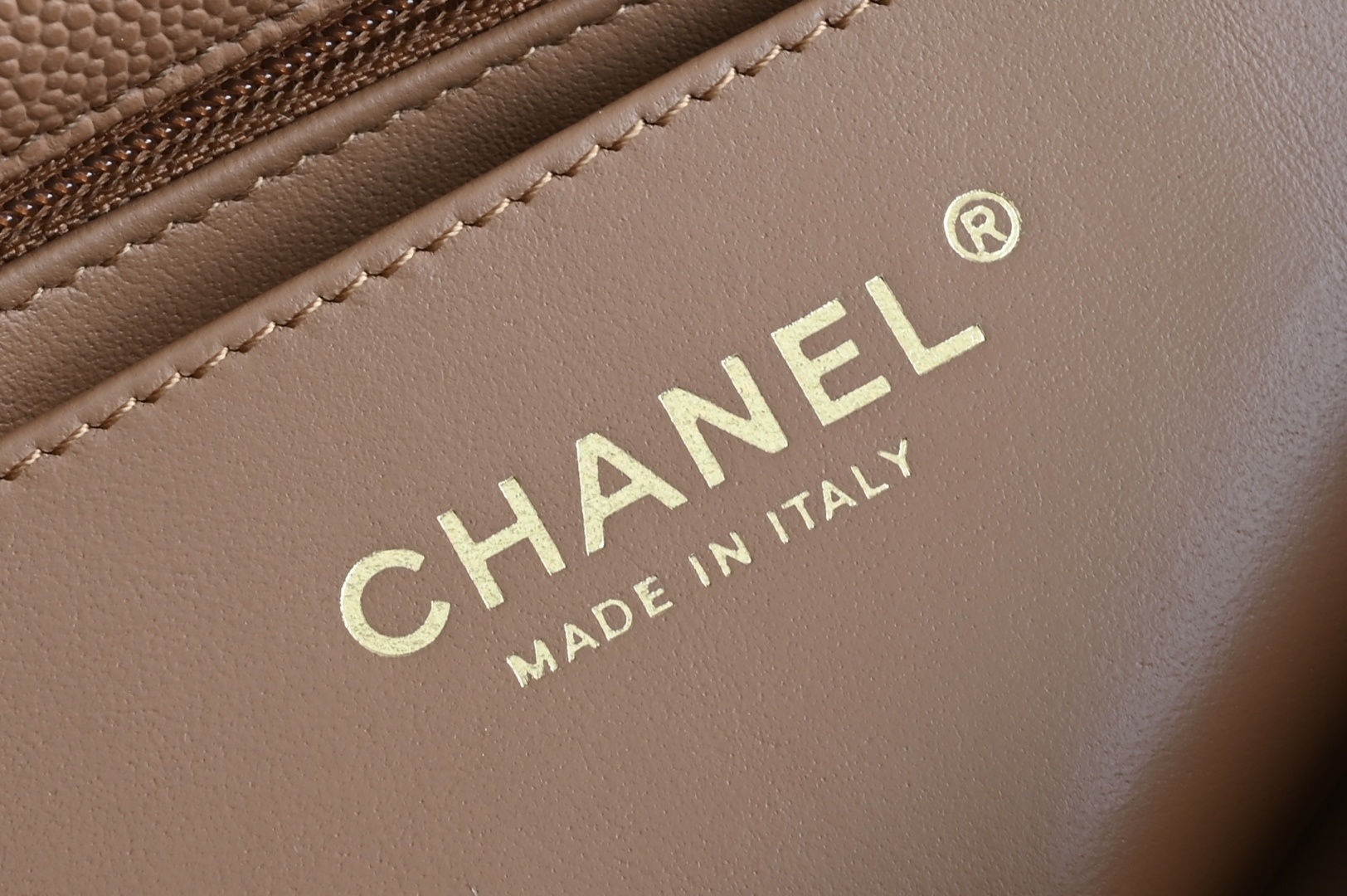 白金版▪️正品级 包装如图全新到货🆕𝗖𝗛𝗔𝗡𝗘𝗟 𝟮𝟱𝐁荔枝纹双𝗖手柄大𝗺𝗶𝗻𝗶 焦糖色专柜售价𝟧𝟣𝟧𝟢