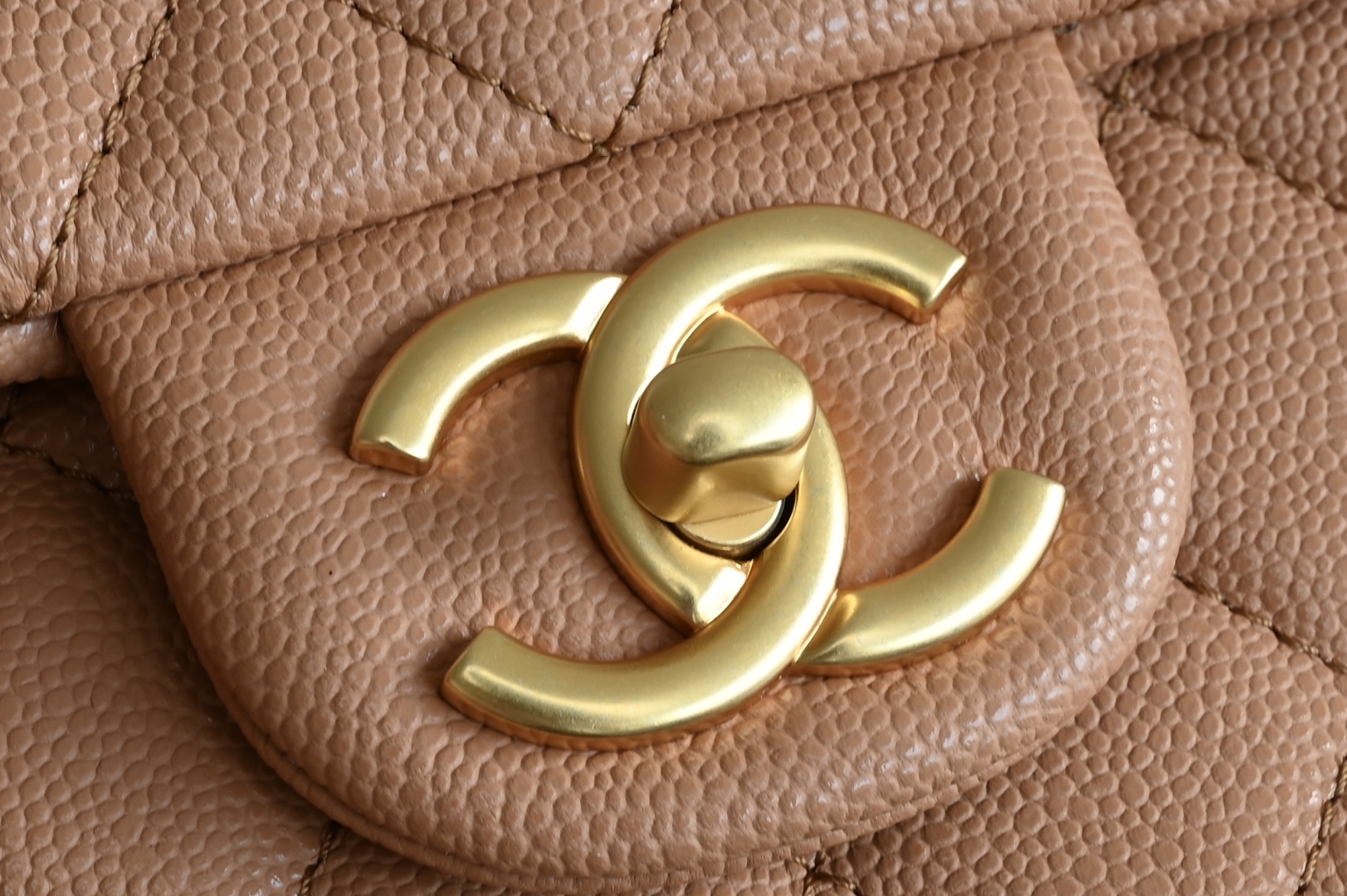 白金版▪️正品级 包装如图全新到货🆕𝗖𝗛𝗔𝗡𝗘𝗟 𝟮𝟱𝐁荔枝纹双𝗖手柄大𝗺𝗶𝗻𝗶 焦糖色专柜售价𝟧𝟣𝟧𝟢