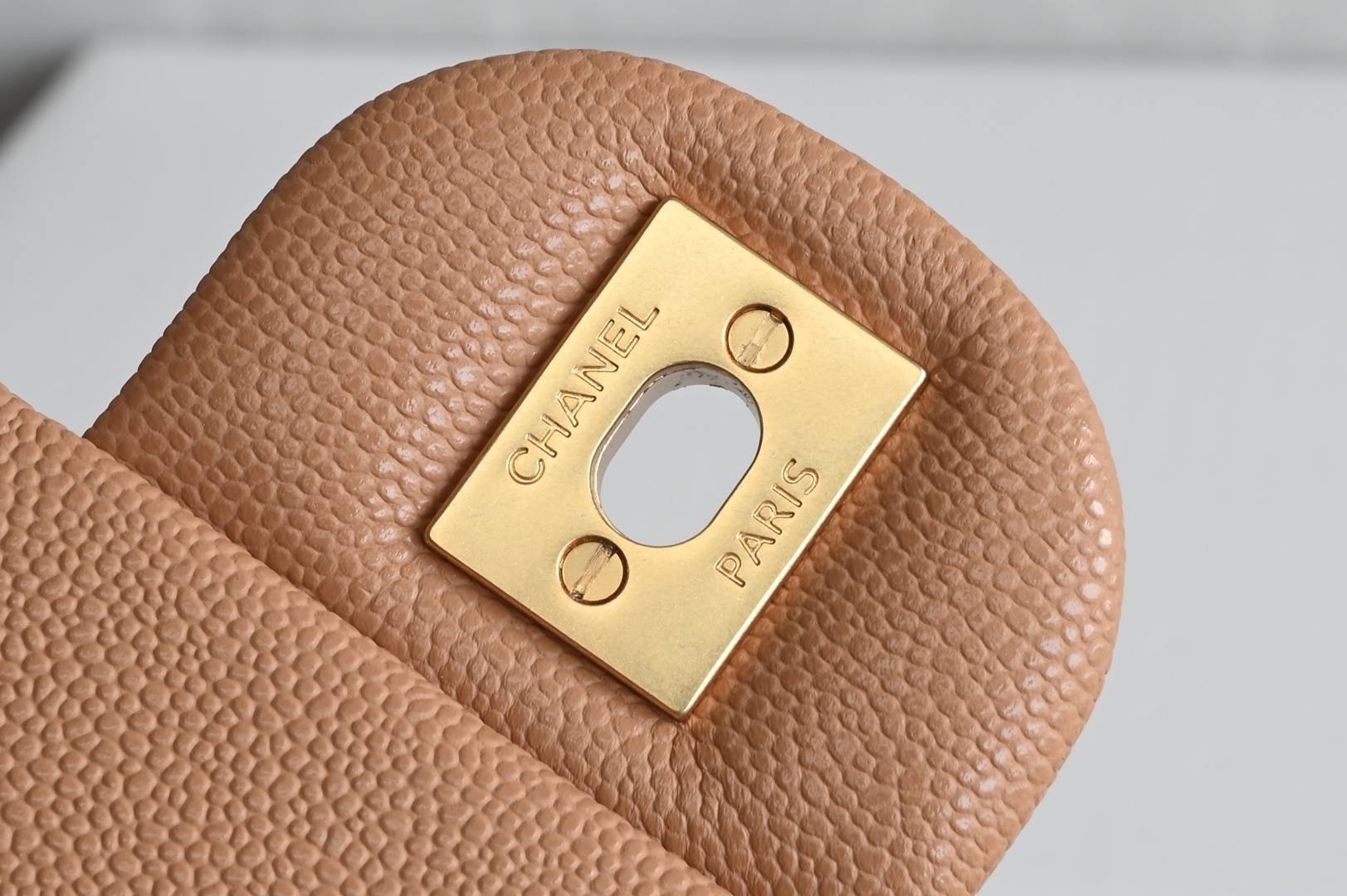 白金版▪️正品级 包装如图全新到货🆕𝗖𝗛𝗔𝗡𝗘𝗟 𝟮𝟱𝐁荔枝纹双𝗖手柄大𝗺𝗶𝗻𝗶 焦糖色专柜售价𝟧𝟣𝟧𝟢