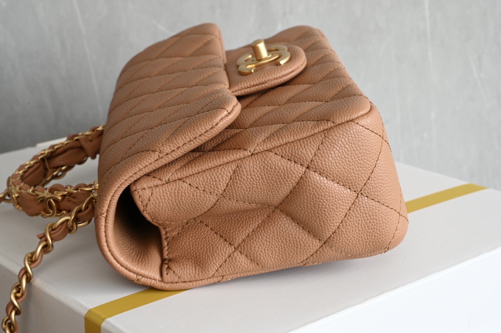 白金版▪️正品级 包装如图全新到货🆕𝗖𝗛𝗔𝗡𝗘𝗟 𝟮𝟱𝐁荔枝纹双𝗖手柄大𝗺𝗶𝗻𝗶 焦糖色专柜售价𝟧𝟣𝟧𝟢