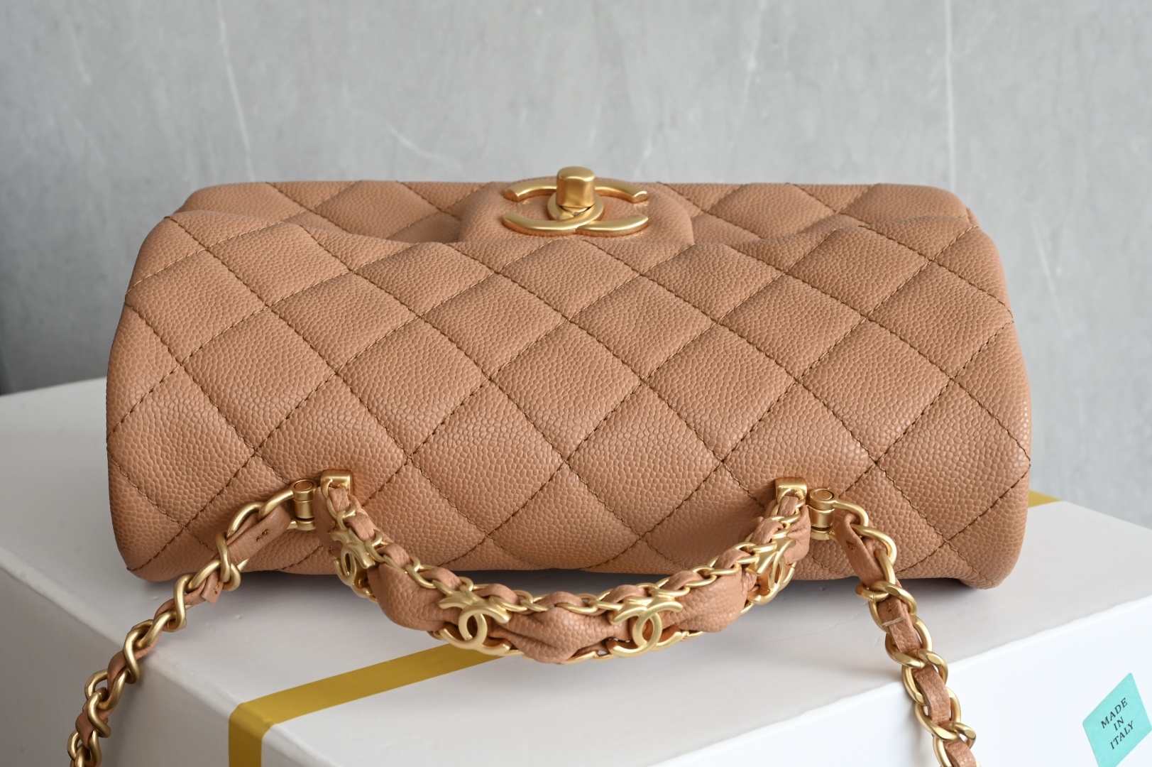 白金版▪️正品级 包装如图全新到货🆕𝗖𝗛𝗔𝗡𝗘𝗟 𝟮𝟱𝐁荔枝纹双𝗖手柄大𝗺𝗶𝗻𝗶 焦糖色专柜售价𝟧𝟣𝟧𝟢