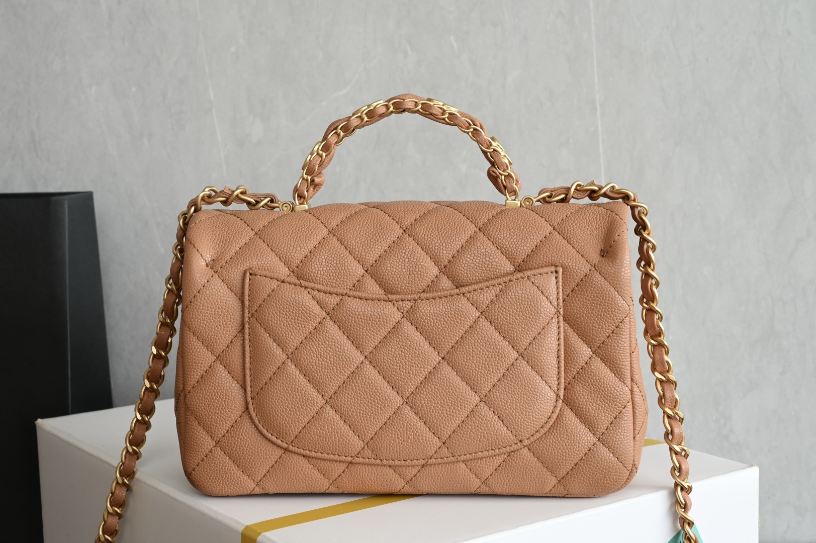 白金版▪️正品级 包装如图全新到货🆕𝗖𝗛𝗔𝗡𝗘𝗟 𝟮𝟱𝐁荔枝纹双𝗖手柄大𝗺𝗶𝗻𝗶 焦糖色专柜售价𝟧𝟣𝟧𝟢