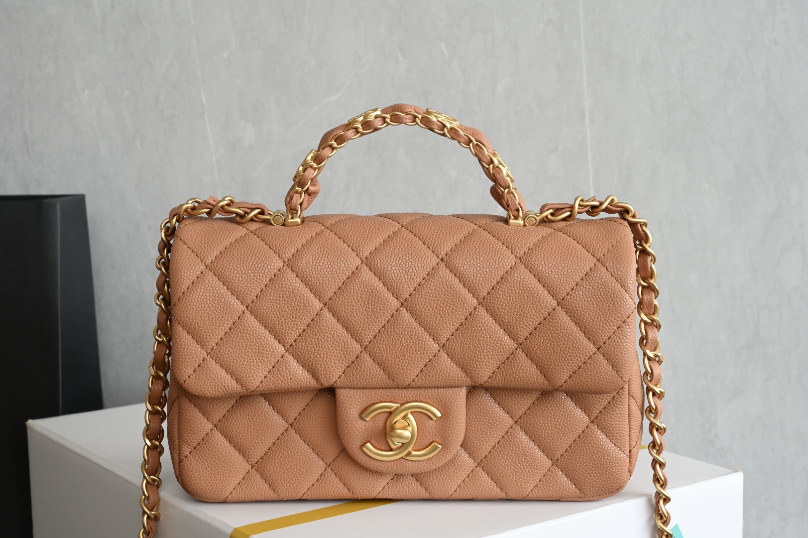 白金版▪️正品级 包装如图全新到货🆕𝗖𝗛𝗔𝗡𝗘𝗟 𝟮𝟱𝐁荔枝纹双𝗖手柄大𝗺𝗶𝗻𝗶 焦糖色专柜售价𝟧𝟣𝟧𝟢