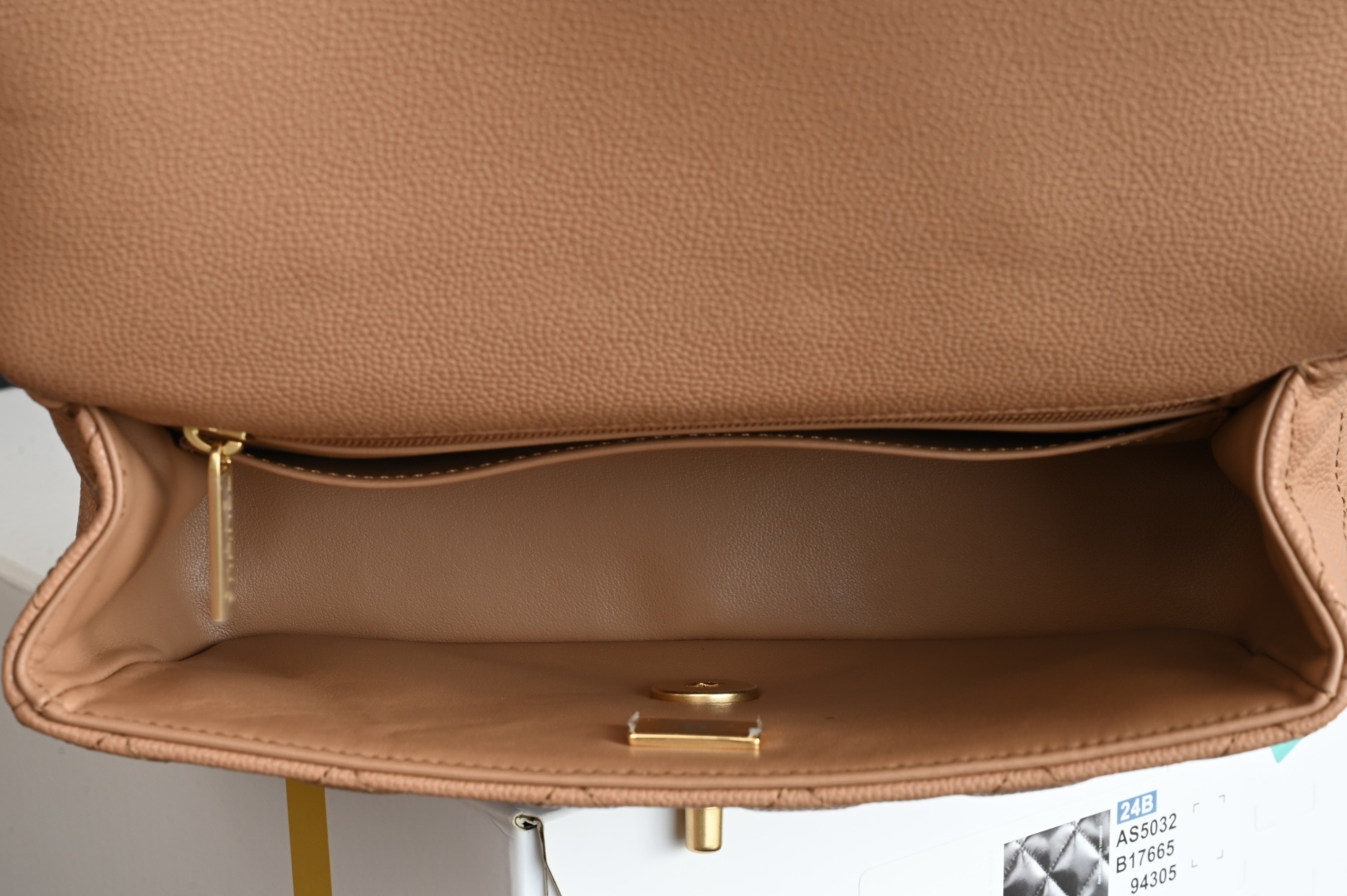 白金版▪️正品级 包装如图全新到货🆕𝗖𝗛𝗔𝗡𝗘𝗟 𝟮𝟱𝐁荔枝纹双𝗖手柄大𝗺𝗶𝗻𝗶 焦糖色专柜售价𝟧𝟣𝟧𝟢