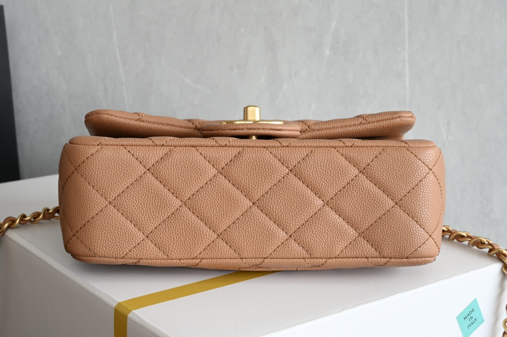 白金版▪️正品级 包装如图全新到货🆕𝗖𝗛𝗔𝗡𝗘𝗟 𝟮𝟱𝐁荔枝纹双𝗖手柄大𝗺𝗶𝗻𝗶 焦糖色专柜售价𝟧𝟣𝟧𝟢