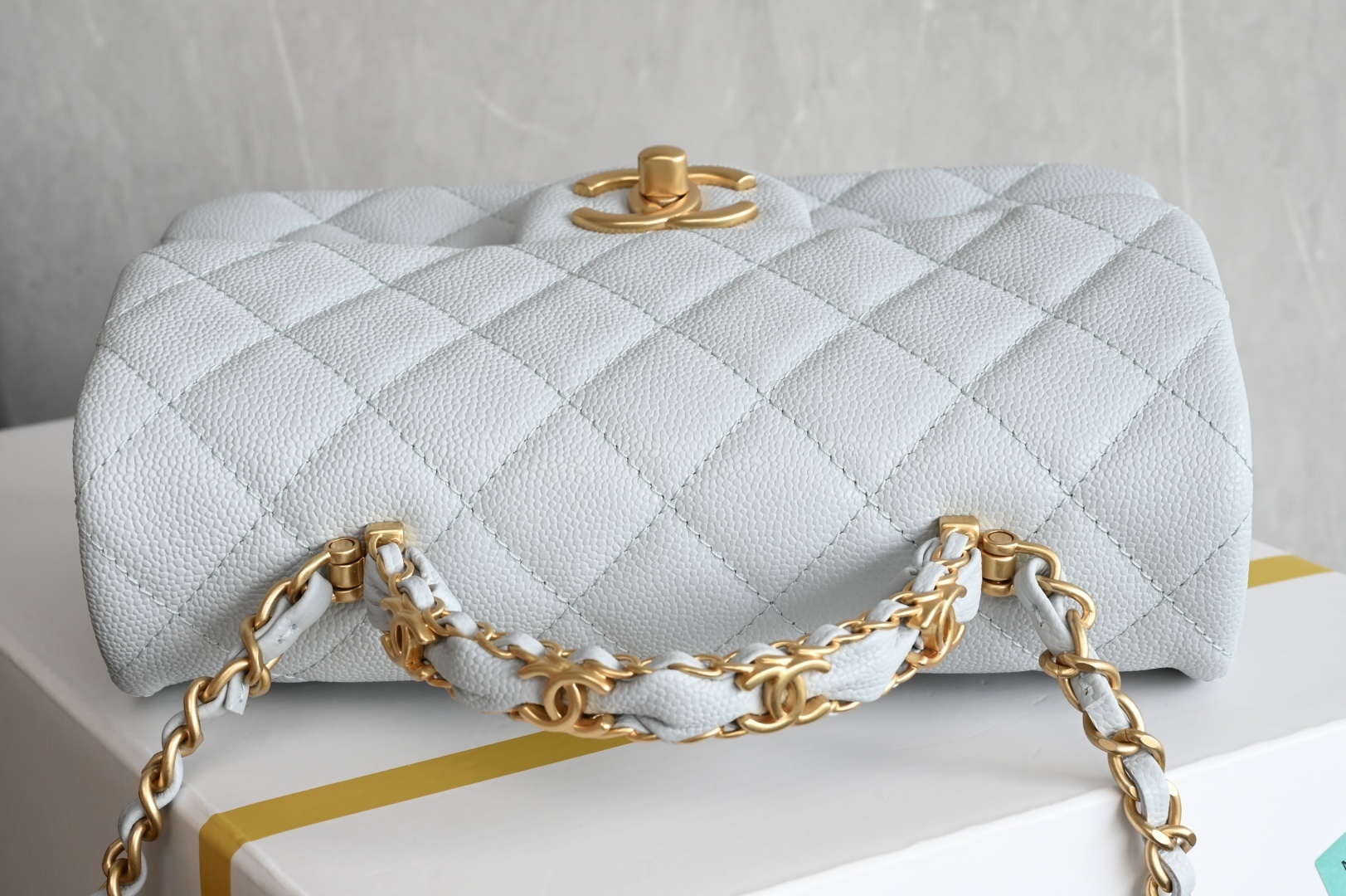 白金版▪️正品级 包装如图全新到货🆕𝗖𝗛𝗔𝗡𝗘𝗟 𝟮𝟱𝐁荔枝纹双𝗖手柄大𝗺𝗶𝗻𝗶 baby蓝专柜售价𝟧𝟣