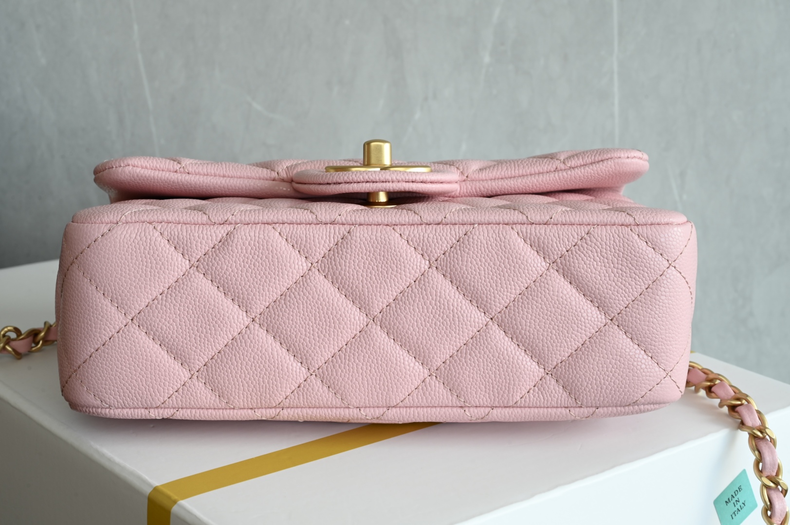 白金版▪️正品级 包装如图全新到货🆕𝗖𝗛𝗔𝗡𝗘𝗟 𝟮𝟱𝐁荔枝纹双𝗖手柄大𝗺𝗶𝗻𝗶 粉色专柜售价𝟧𝟣𝟧𝟢𝟢