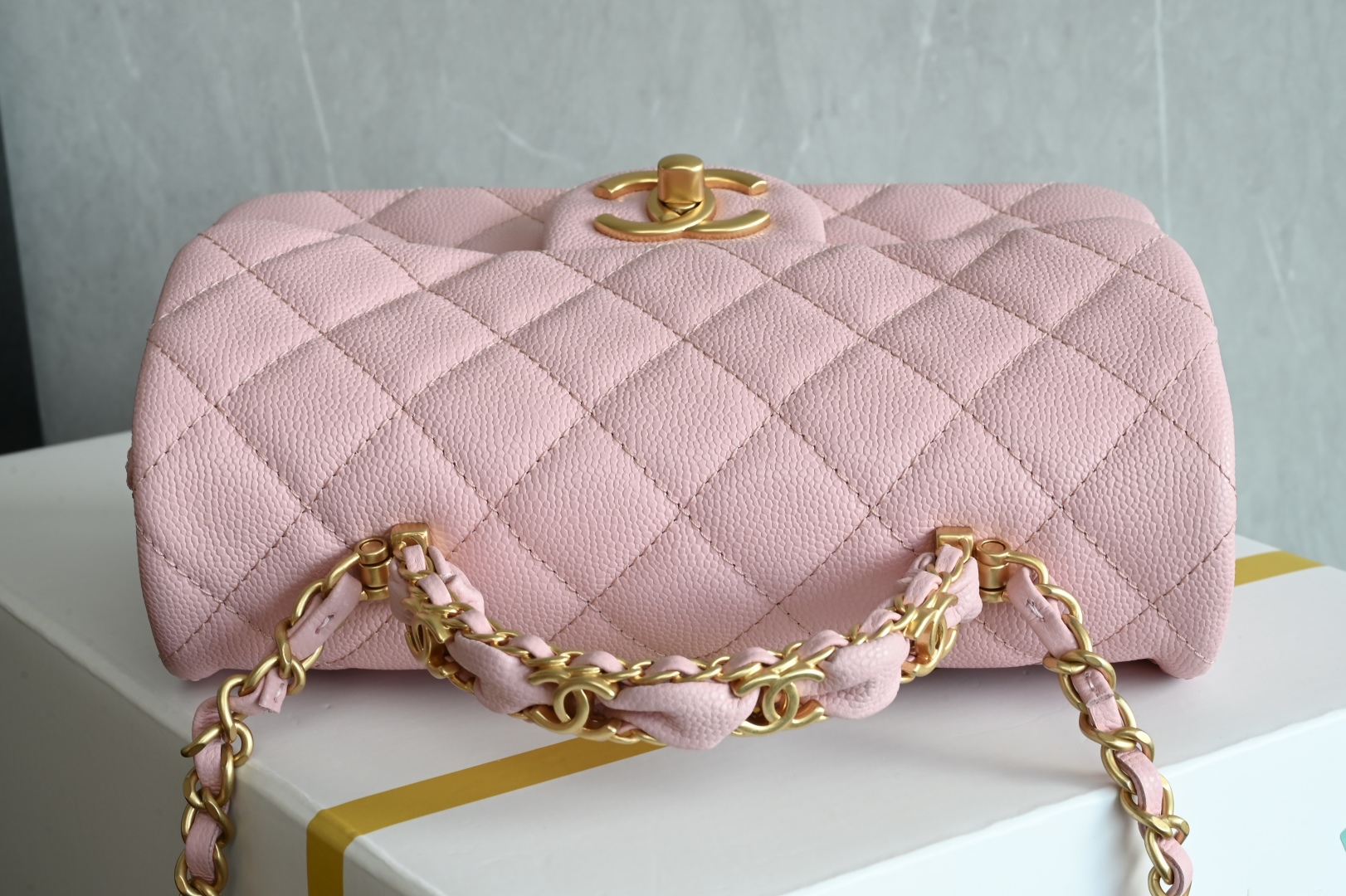 白金版▪️正品级 包装如图全新到货🆕𝗖𝗛𝗔𝗡𝗘𝗟 𝟮𝟱𝐁荔枝纹双𝗖手柄大𝗺𝗶𝗻𝗶 粉色专柜售价𝟧𝟣𝟧𝟢𝟢