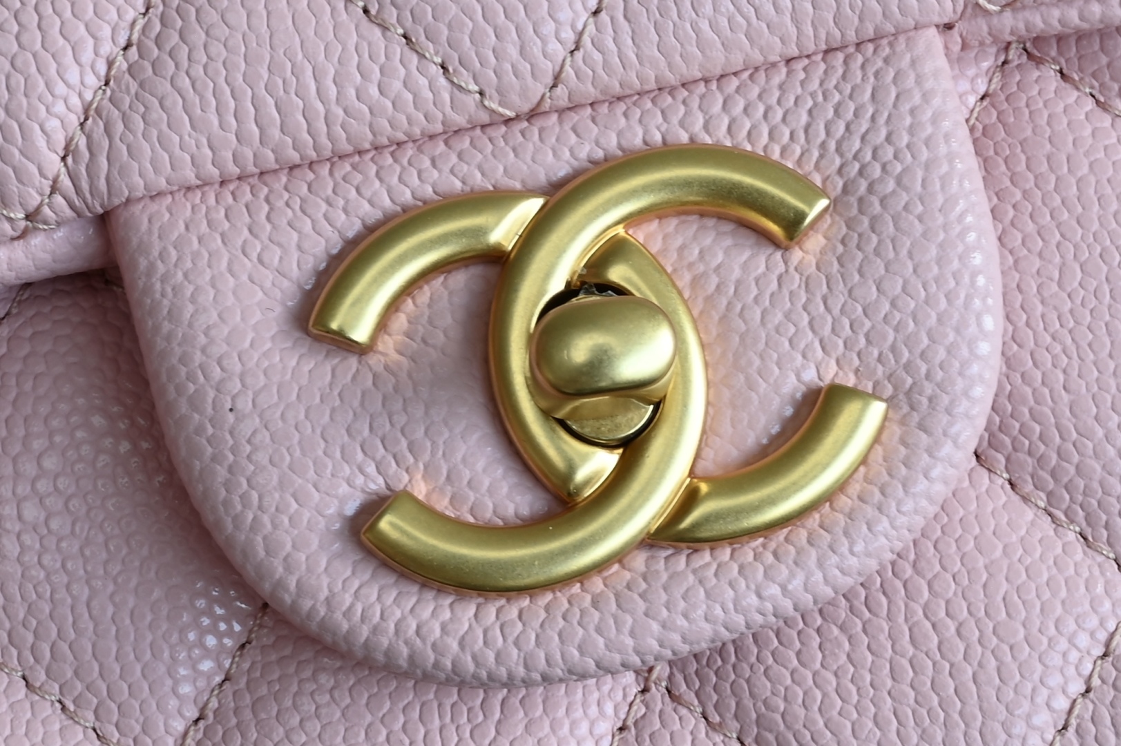 白金版▪️正品级 包装如图全新到货🆕𝗖𝗛𝗔𝗡𝗘𝗟 𝟮𝟱𝐁荔枝纹双𝗖手柄大𝗺𝗶𝗻𝗶 粉色专柜售价𝟧𝟣𝟧𝟢𝟢