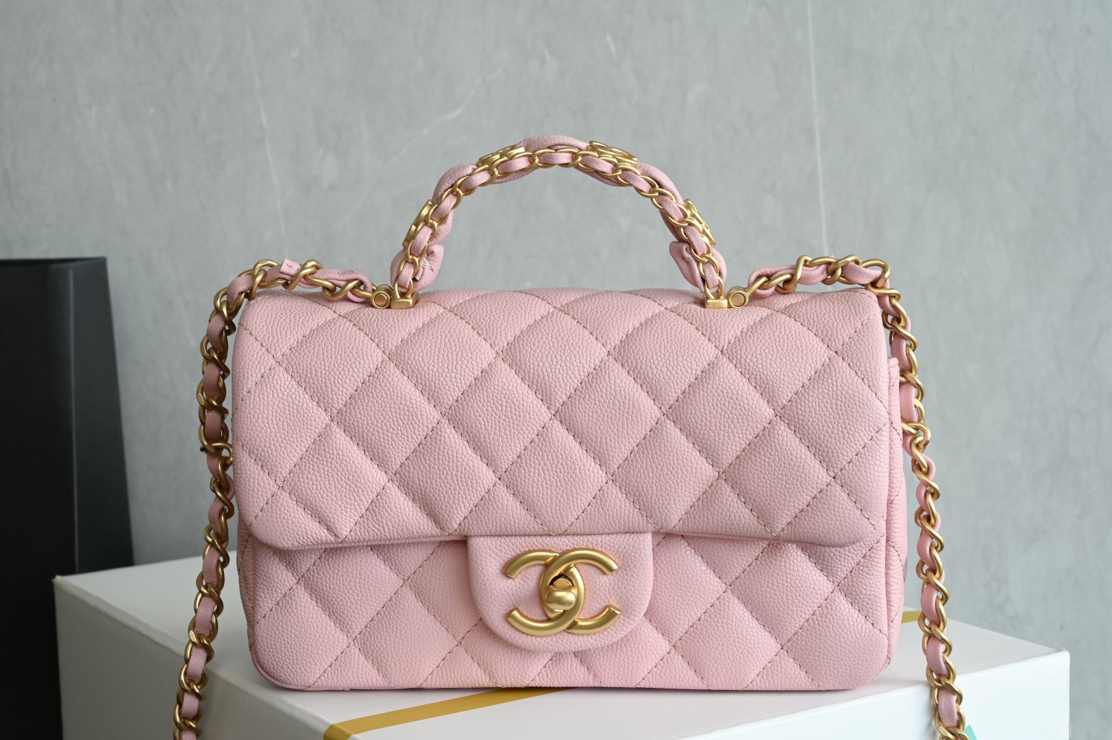 白金版▪️正品级 包装如图全新到货🆕𝗖𝗛𝗔𝗡𝗘𝗟 𝟮𝟱𝐁荔枝纹双𝗖手柄大𝗺𝗶𝗻𝗶 粉色专柜售价𝟧𝟣𝟧𝟢𝟢