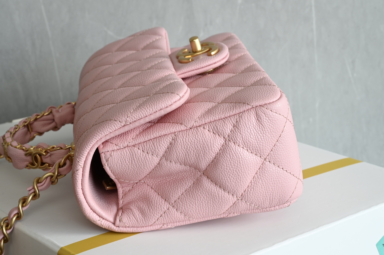 白金版▪️正品级 包装如图全新到货🆕𝗖𝗛𝗔𝗡𝗘𝗟 𝟮𝟱𝐁荔枝纹双𝗖手柄大𝗺𝗶𝗻𝗶 粉色专柜售价𝟧𝟣𝟧𝟢𝟢