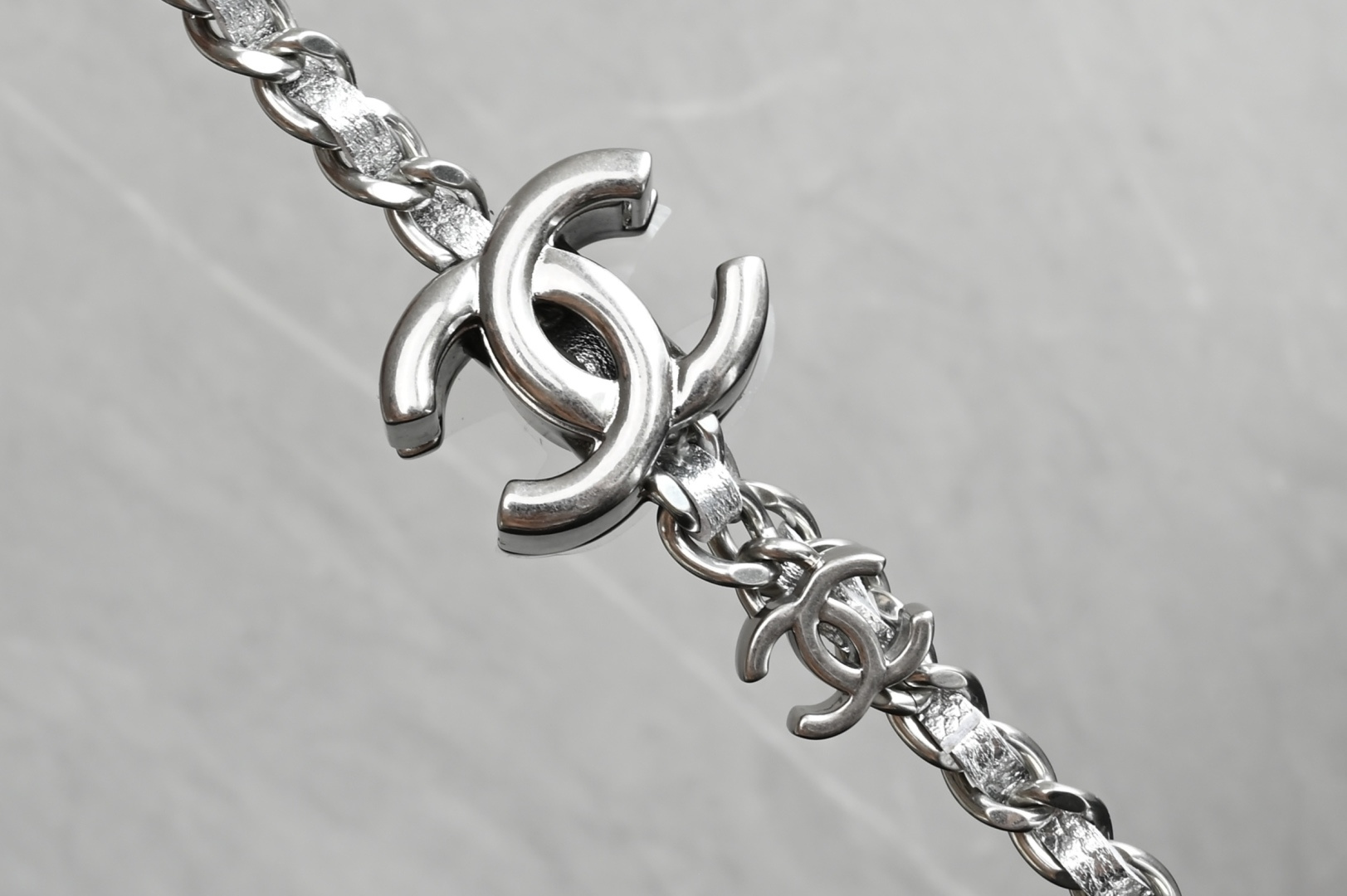 白金版▪️正品级 包装如图全新发售🆕𝐂𝐡𝐚𝐧𝐞𝟏 𝟐𝟓𝐁新品双C链条调节扣𝐰𝐨𝐜亮银色🖤专柜售价𝟹𝟿𝟹𝟶