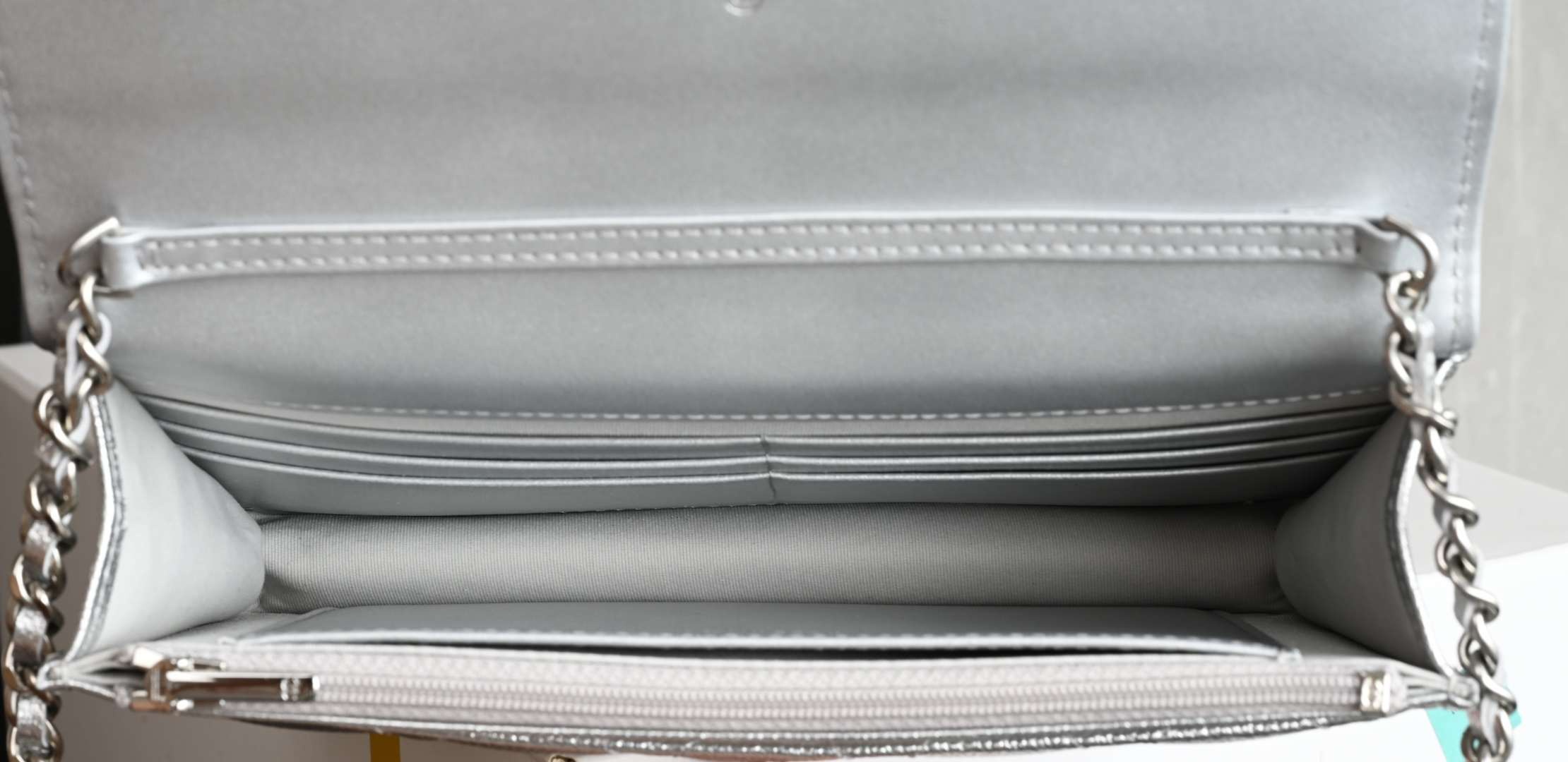 白金版▪️正品级 包装如图全新发售🆕𝐂𝐡𝐚𝐧𝐞𝟏 𝟐𝟓𝐁新品双C链条调节扣𝐰𝐨𝐜亮银色🖤专柜售价𝟹𝟿𝟹𝟶