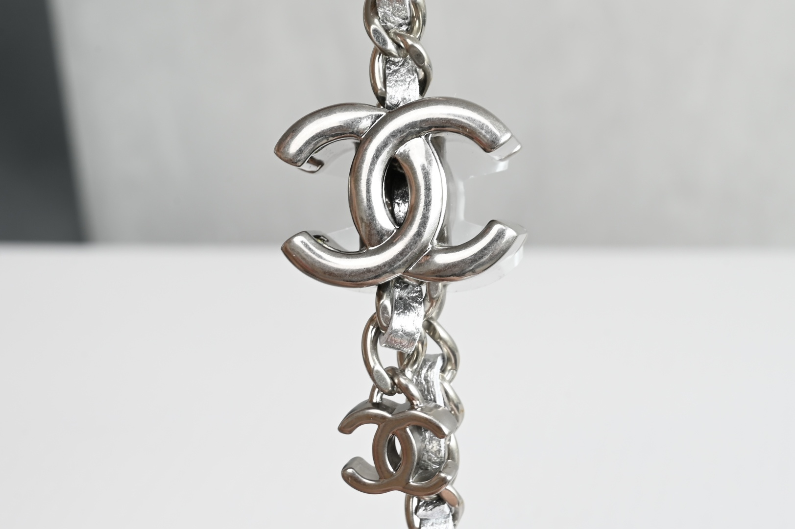 白金版▪️正品级 包装如图𝗖𝗵𝗮𝗻𝗲𝟭 𝟐𝟓𝐁 双𝐂扣长盒子 亮银色专柜售价𝟤𝟪𝟫𝟢𝟢𝚛𝚖𝚋购入开发〰️