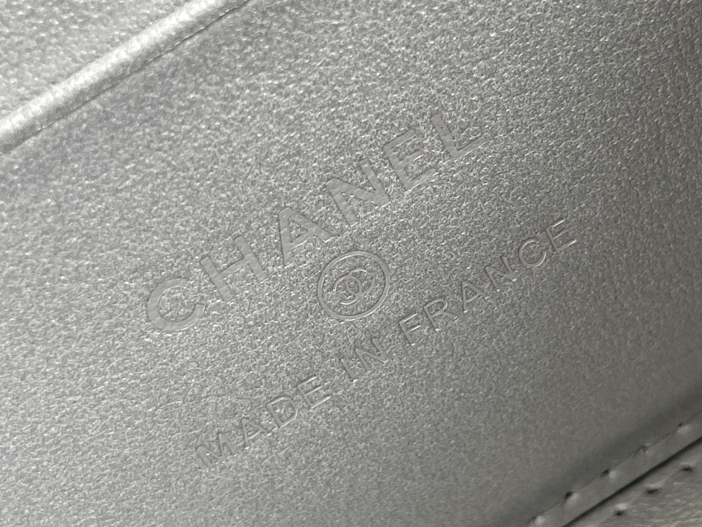 白金版▪️正品级 包装如图𝗖𝗵𝗮𝗻𝗲𝟭 𝟐𝟓𝐁 双𝐂扣长盒子 亮银色专柜售价𝟤𝟪𝟫𝟢𝟢𝚛𝚖𝚋购入开发〰️