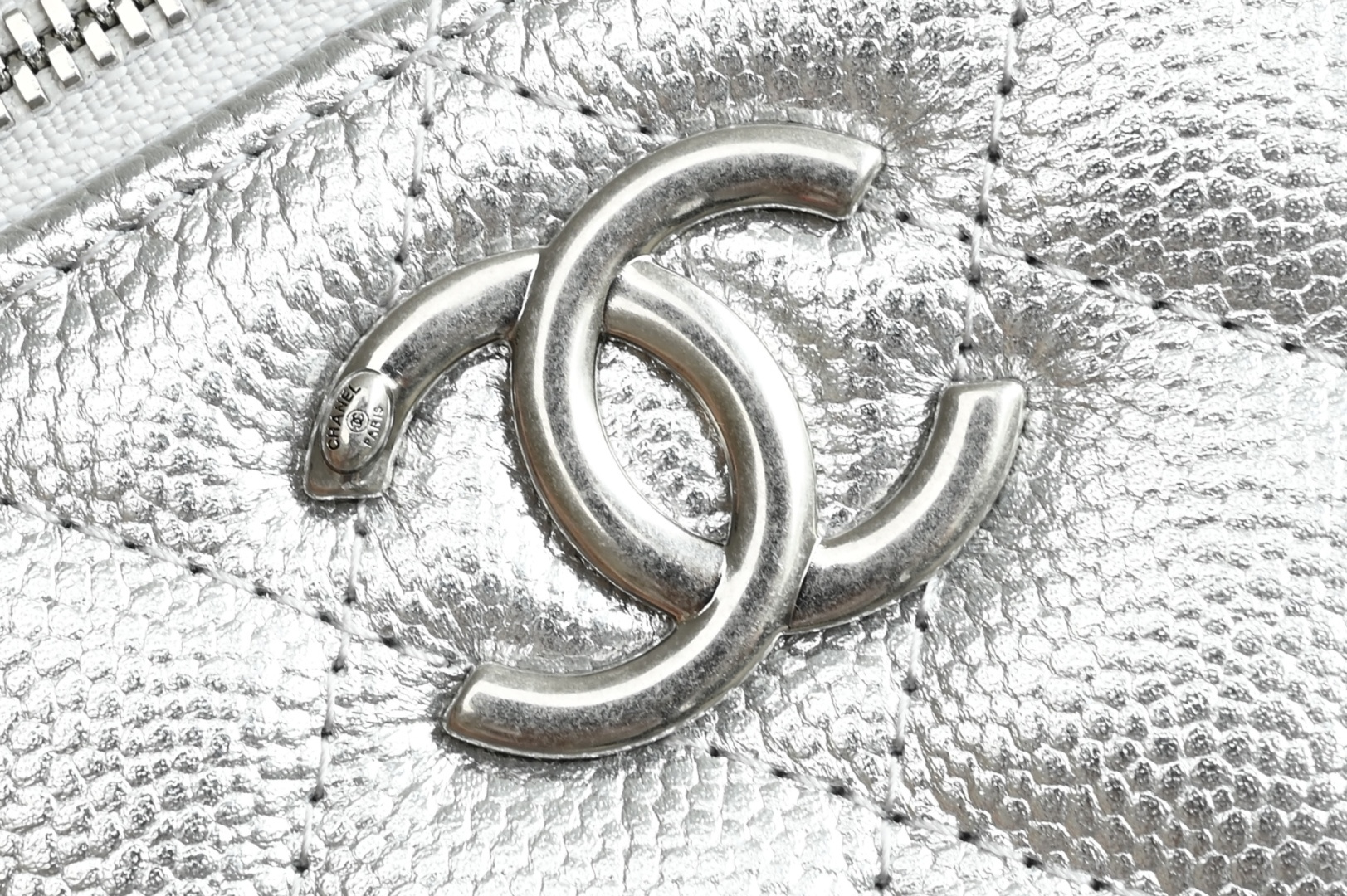 白金版▪️正品级 包装如图𝗖𝗵𝗮𝗻𝗲𝟭 𝟐𝟓𝐁 双𝐂扣长盒子 亮银色专柜售价𝟤𝟪𝟫𝟢𝟢𝚛𝚖𝚋购入开发〰️