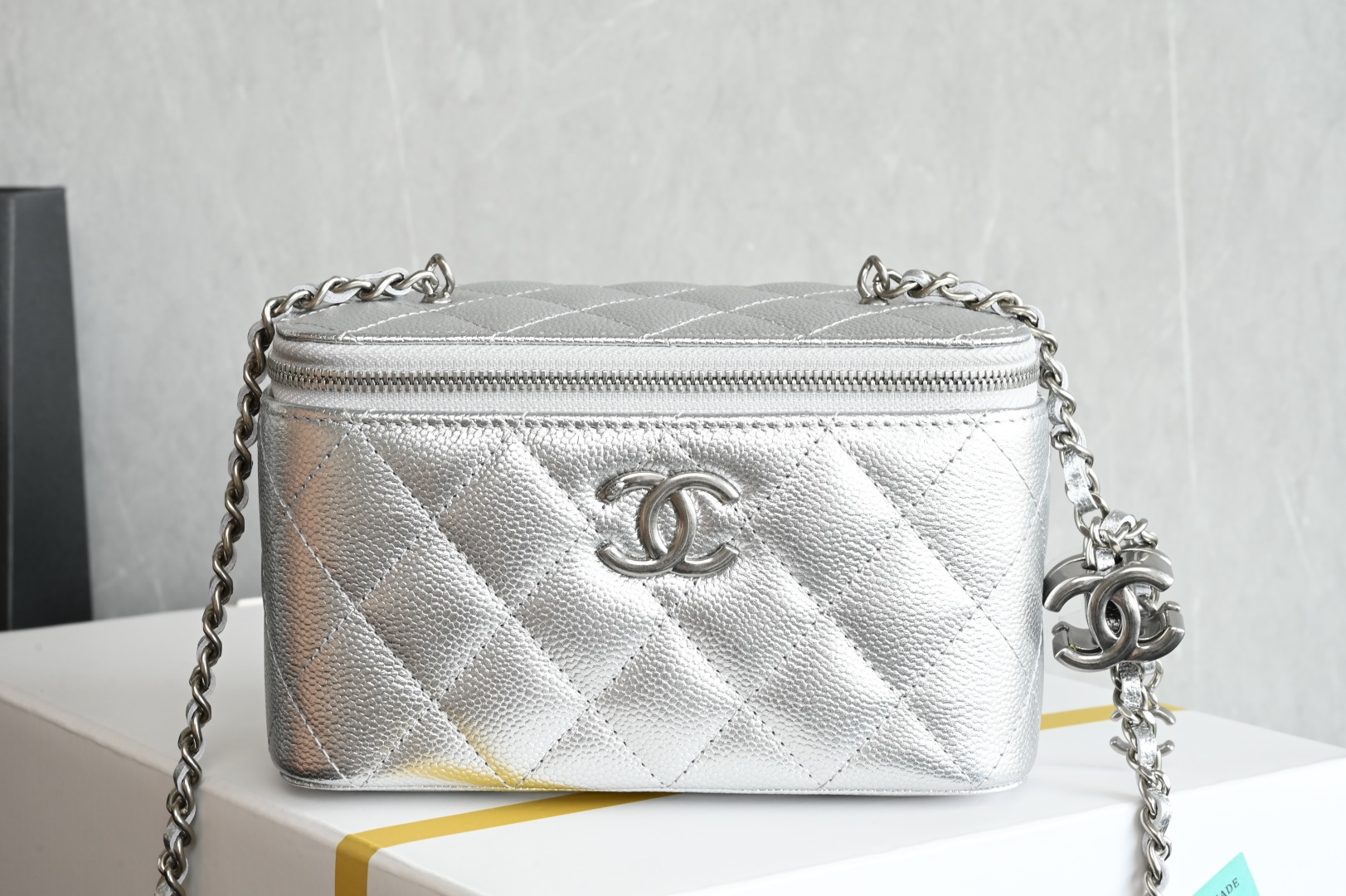 白金版▪️正品级 包装如图𝗖𝗵𝗮𝗻𝗲𝟭 𝟐𝟓𝐁 双𝐂扣长盒子 亮银色专柜售价𝟤𝟪𝟫𝟢𝟢𝚛𝚖𝚋购入开发〰️