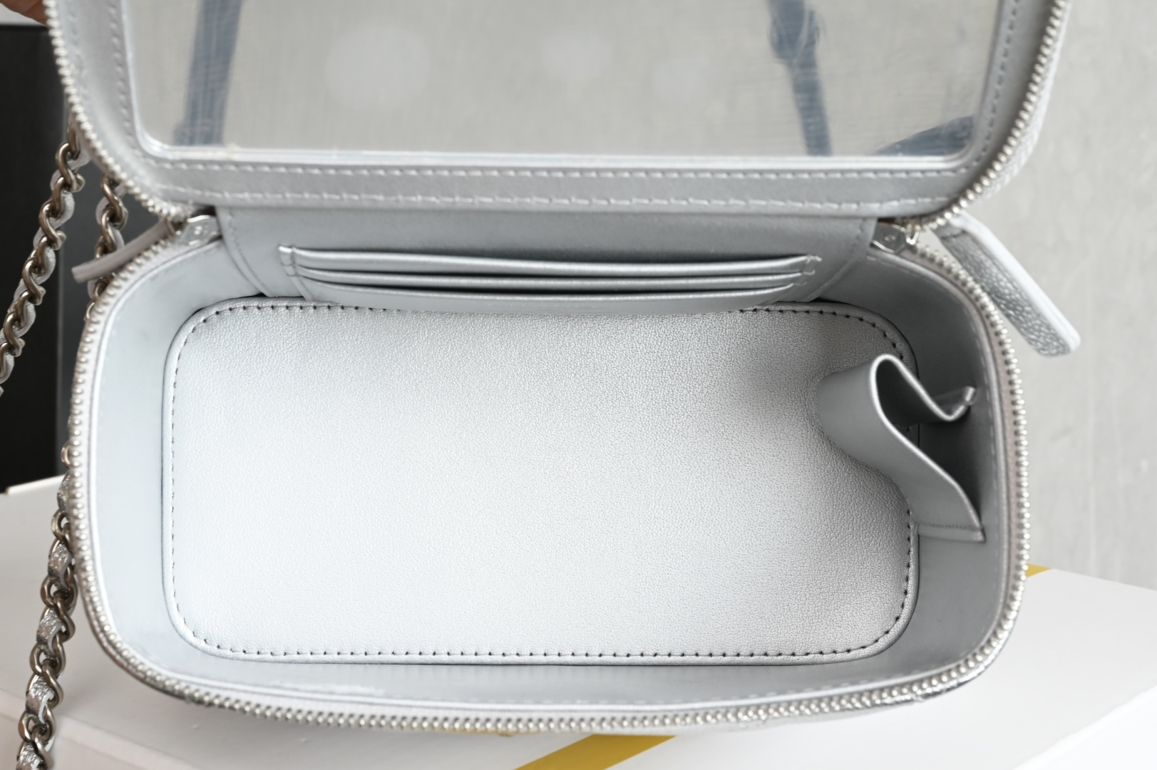 白金版▪️正品级 包装如图𝗖𝗵𝗮𝗻𝗲𝟭 𝟐𝟓𝐁 双𝐂扣长盒子 亮银色专柜售价𝟤𝟪𝟫𝟢𝟢𝚛𝚖𝚋购入开发〰️